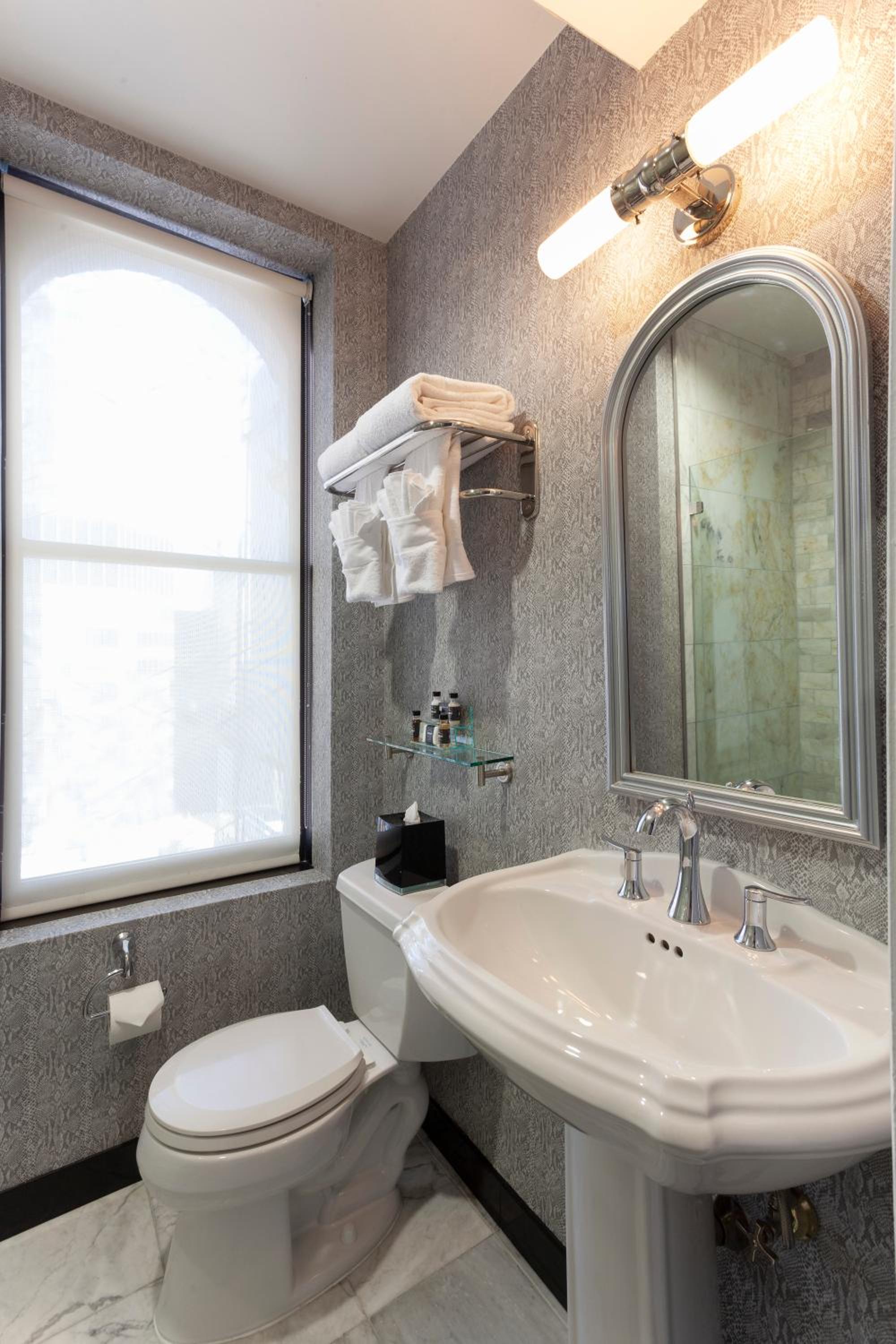 One-Bedroom Suite thumbnail 5