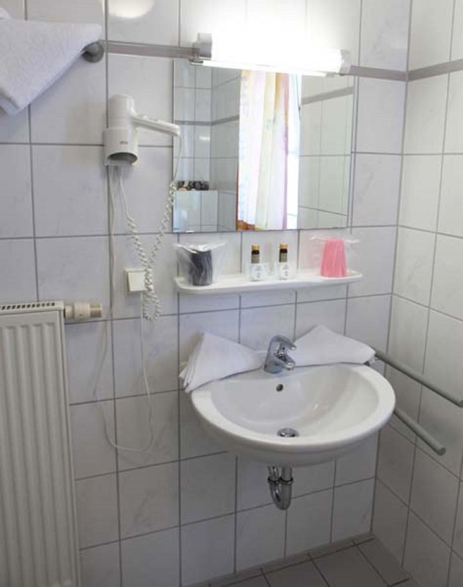 Twin Room - Photo 7