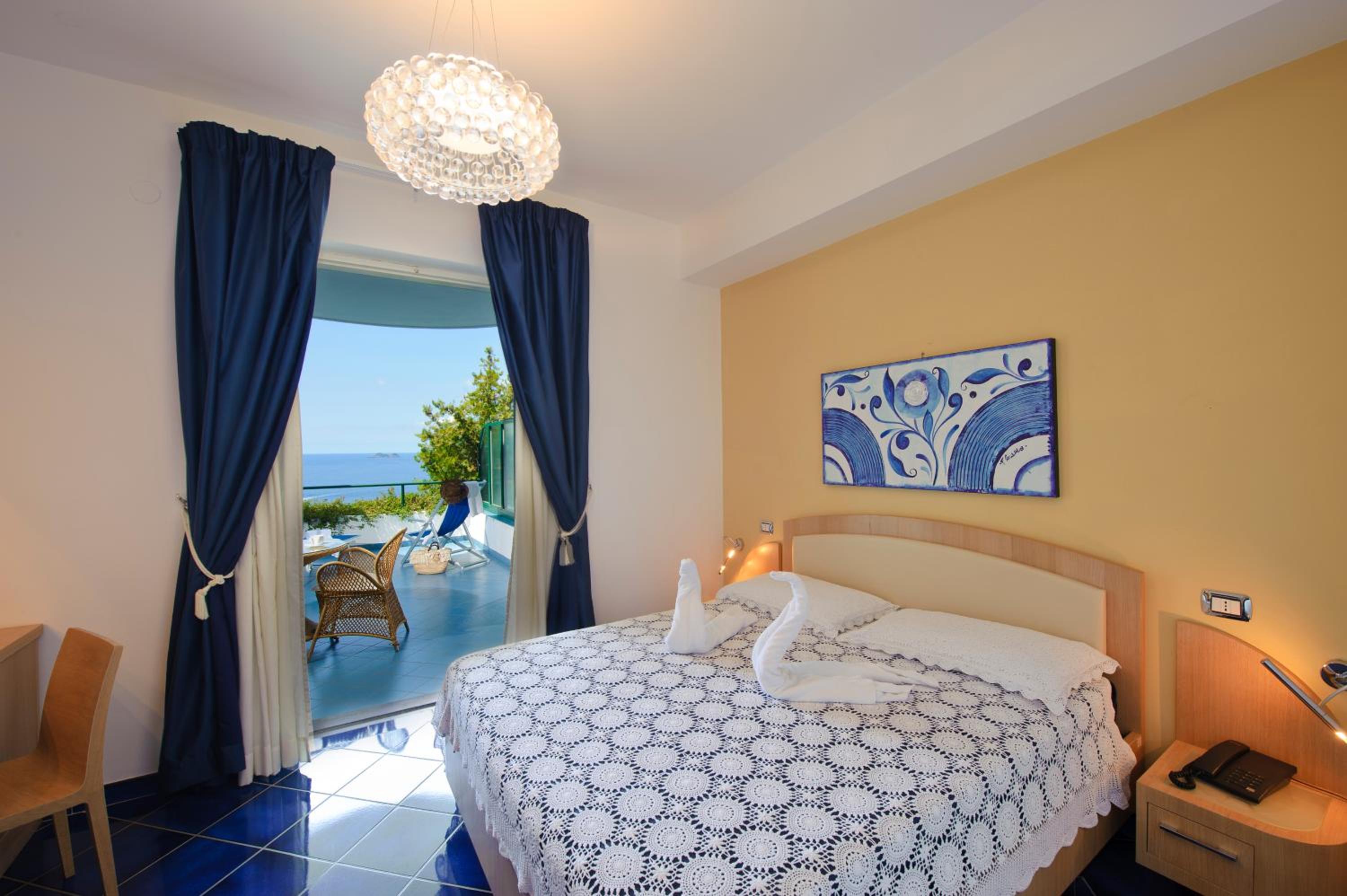 Deluxe Double Room with Private Terrace and Sea View photo 3