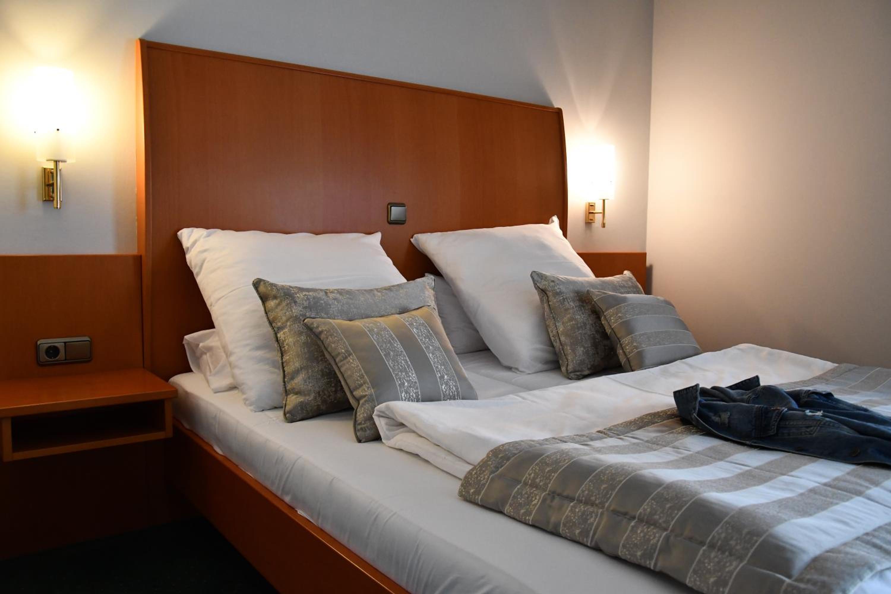 Large Double Room - Photo 9
