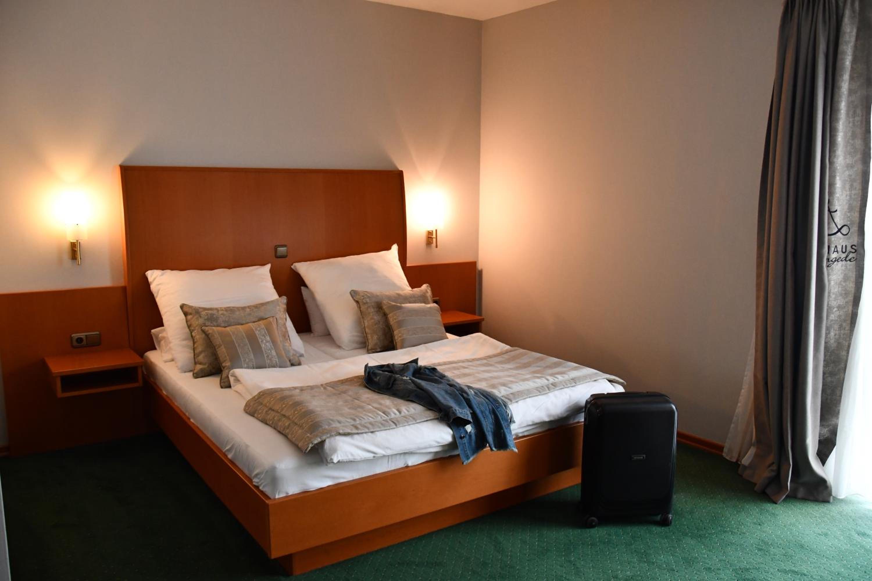 Large Double Room - Photo 5
