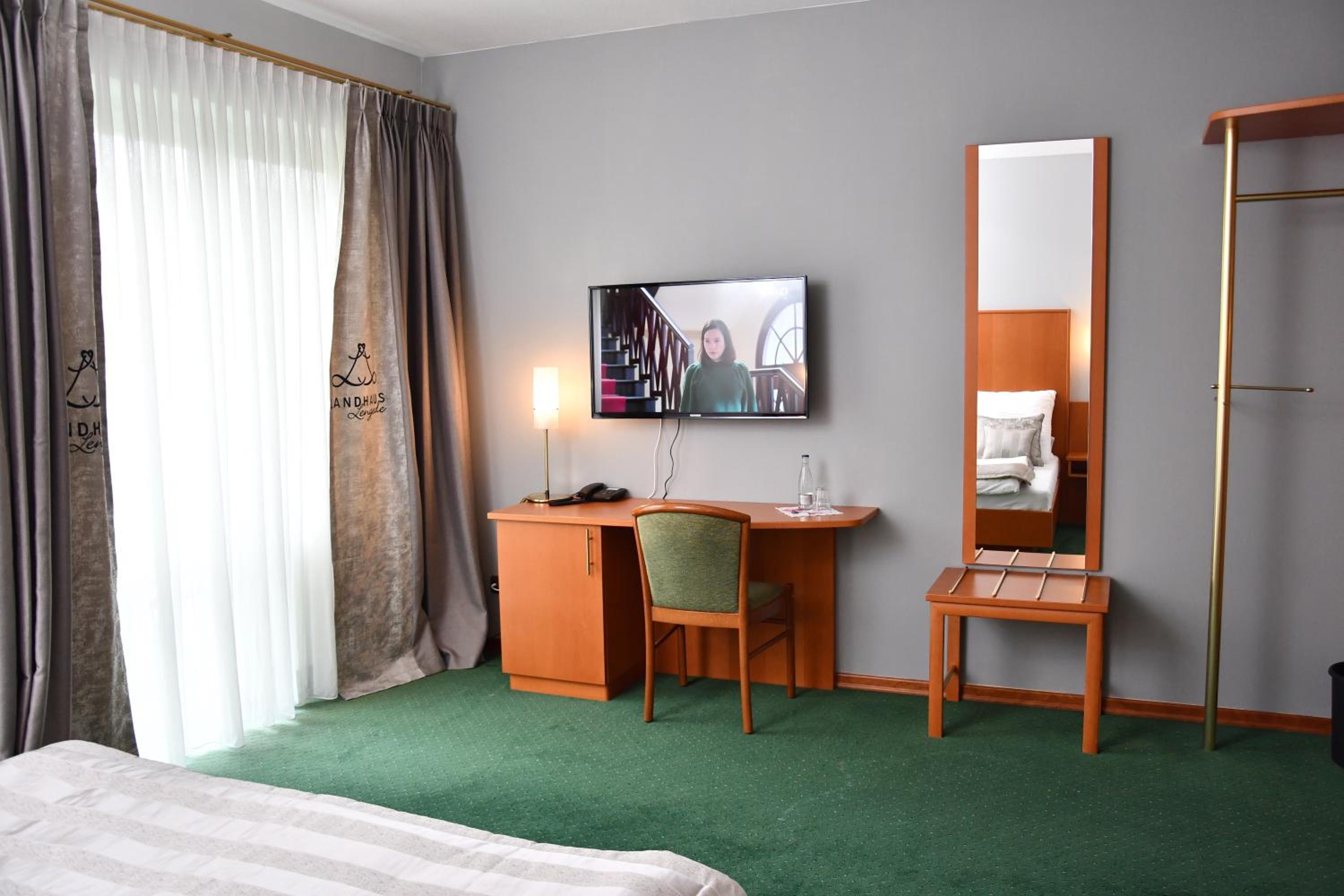 Large Double Room - Photo 4