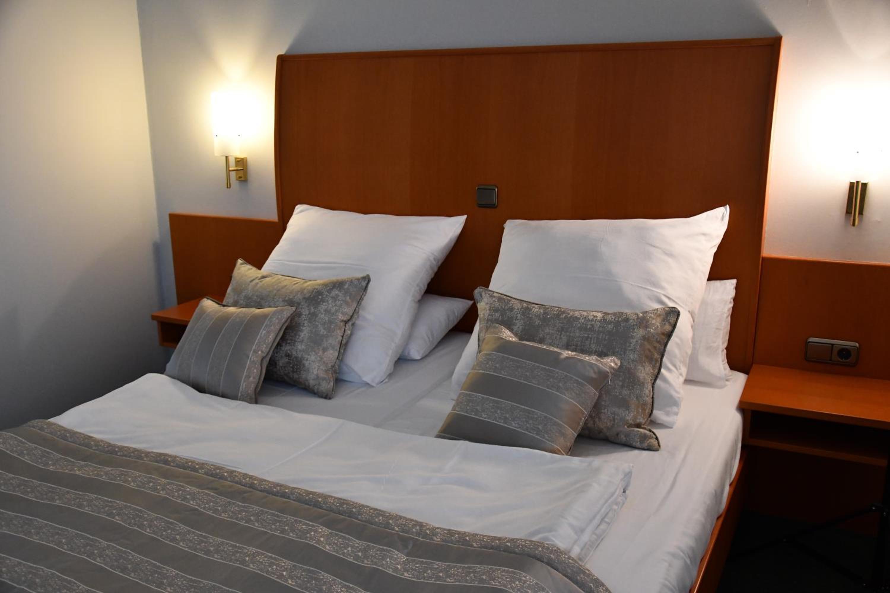 Large Double Room - Photo 2