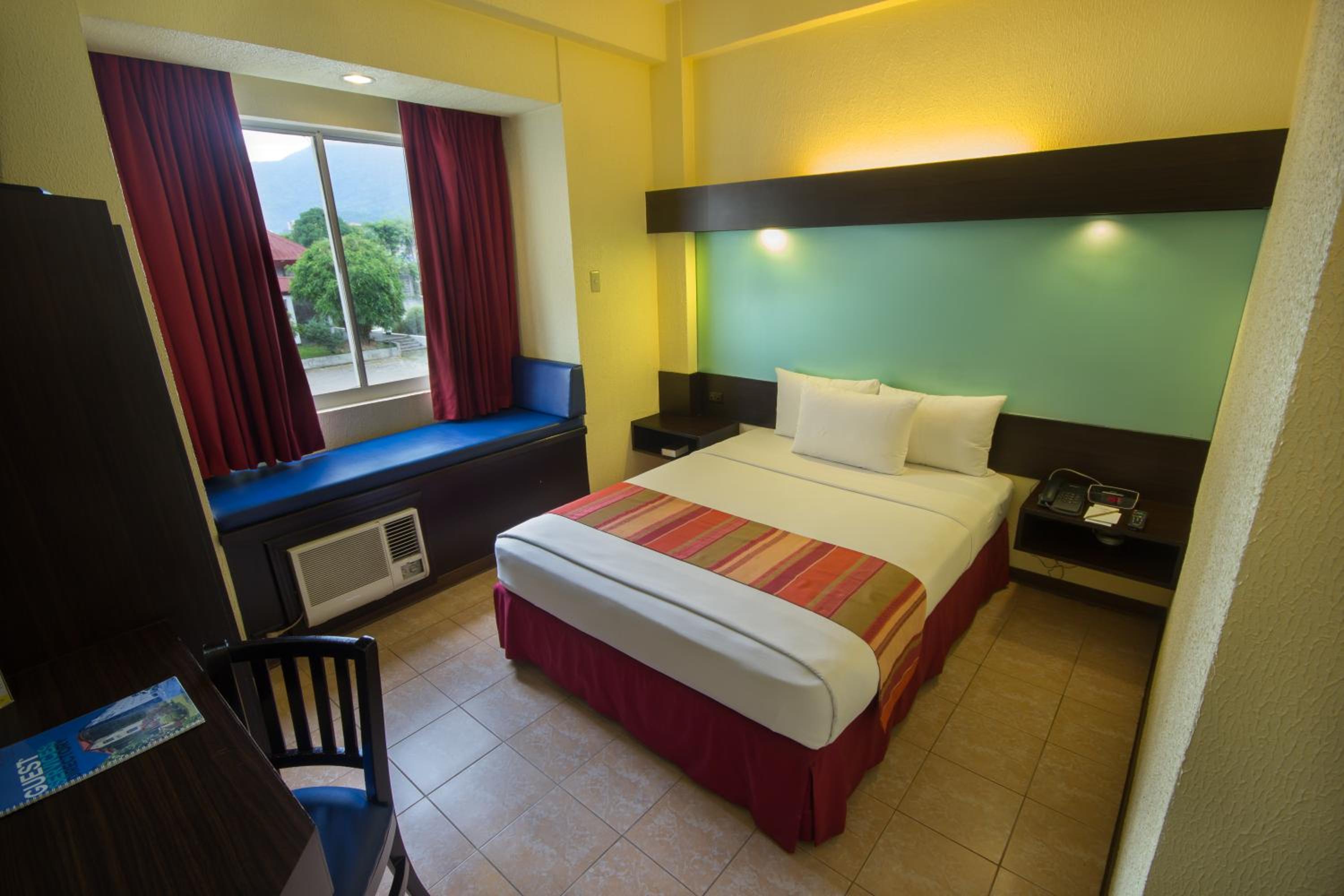 1 Queen Bed Room - Photo 3