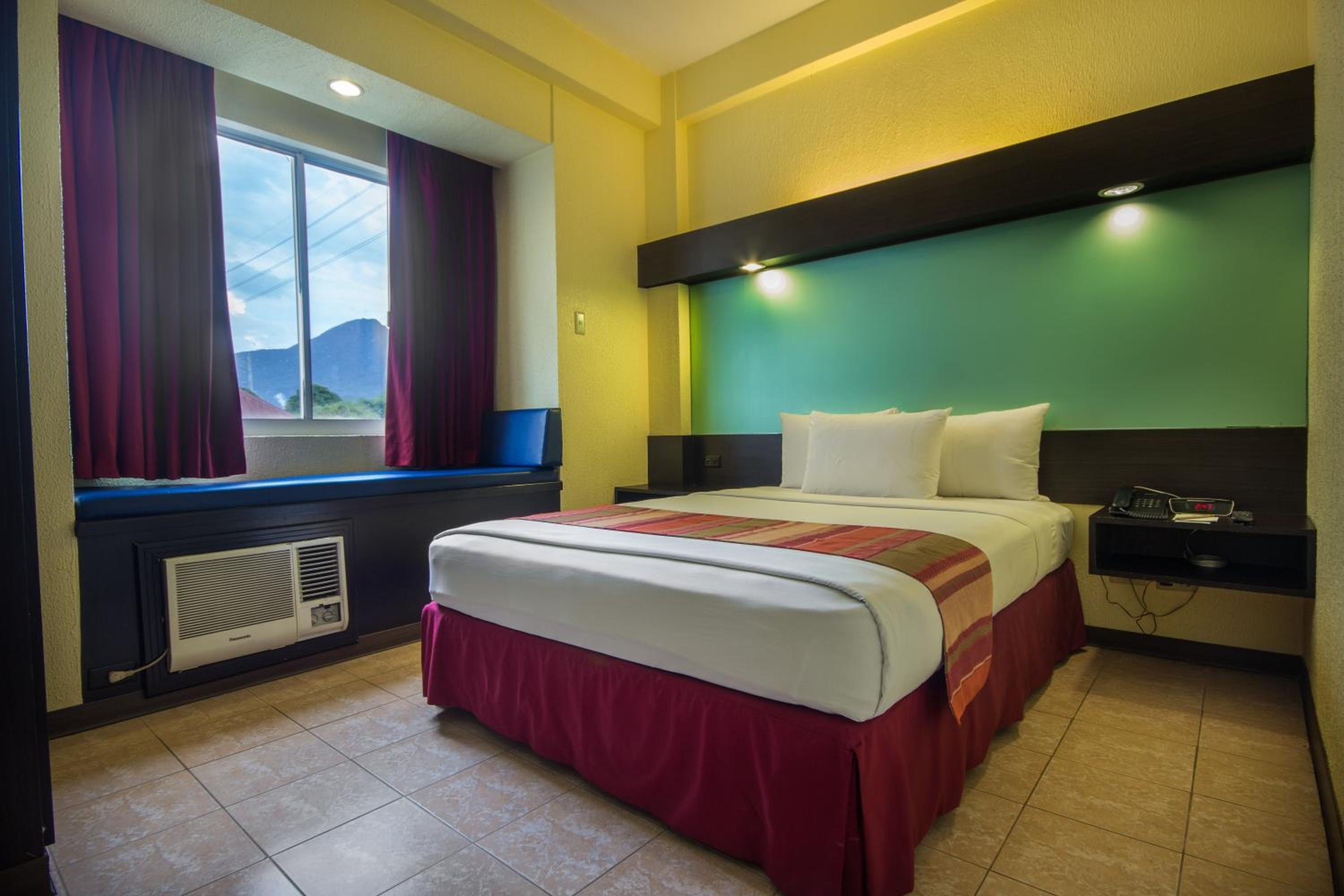 1 Queen Bed Room - Photo 4