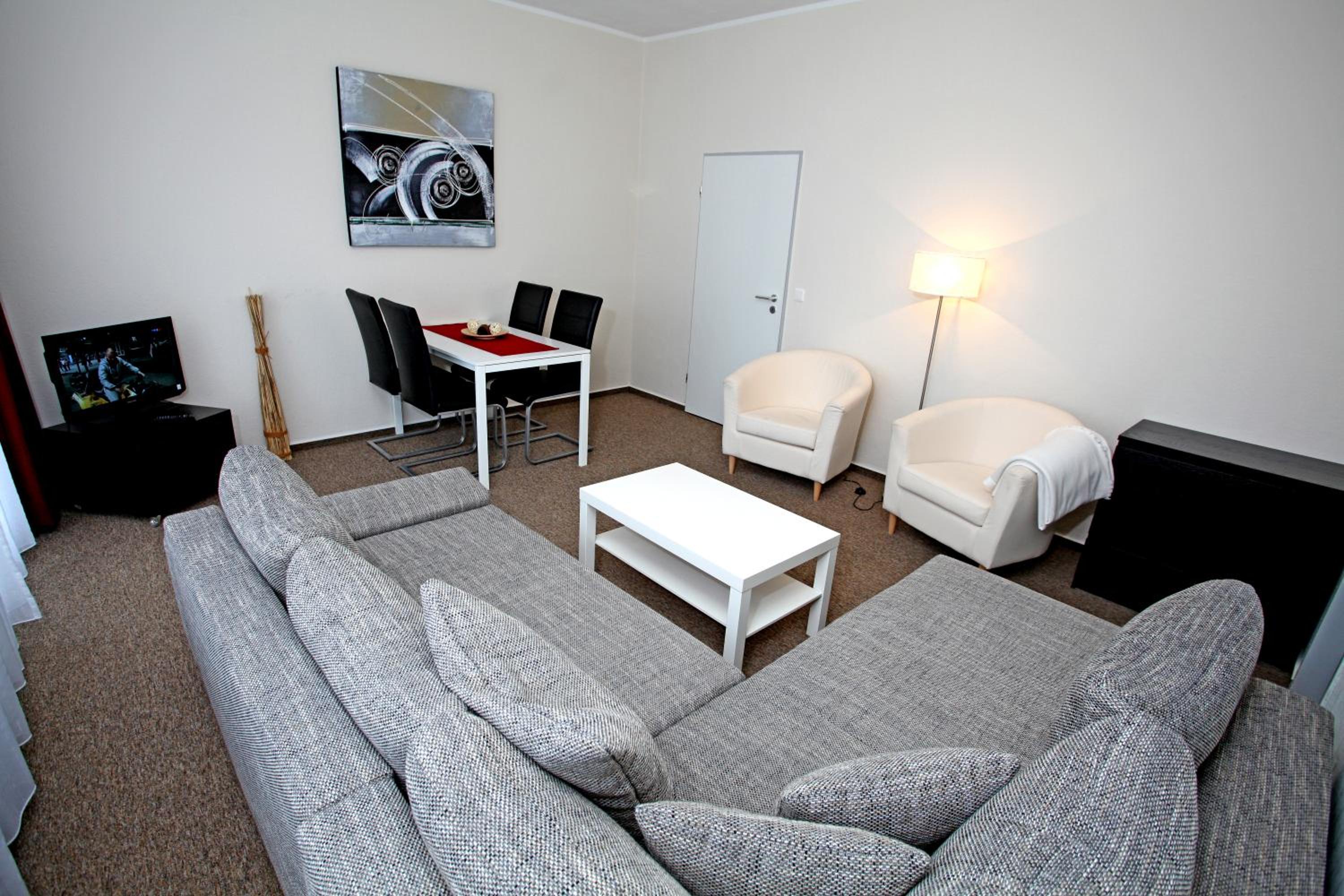Superior One-Bedroom Apartment - Photo 2