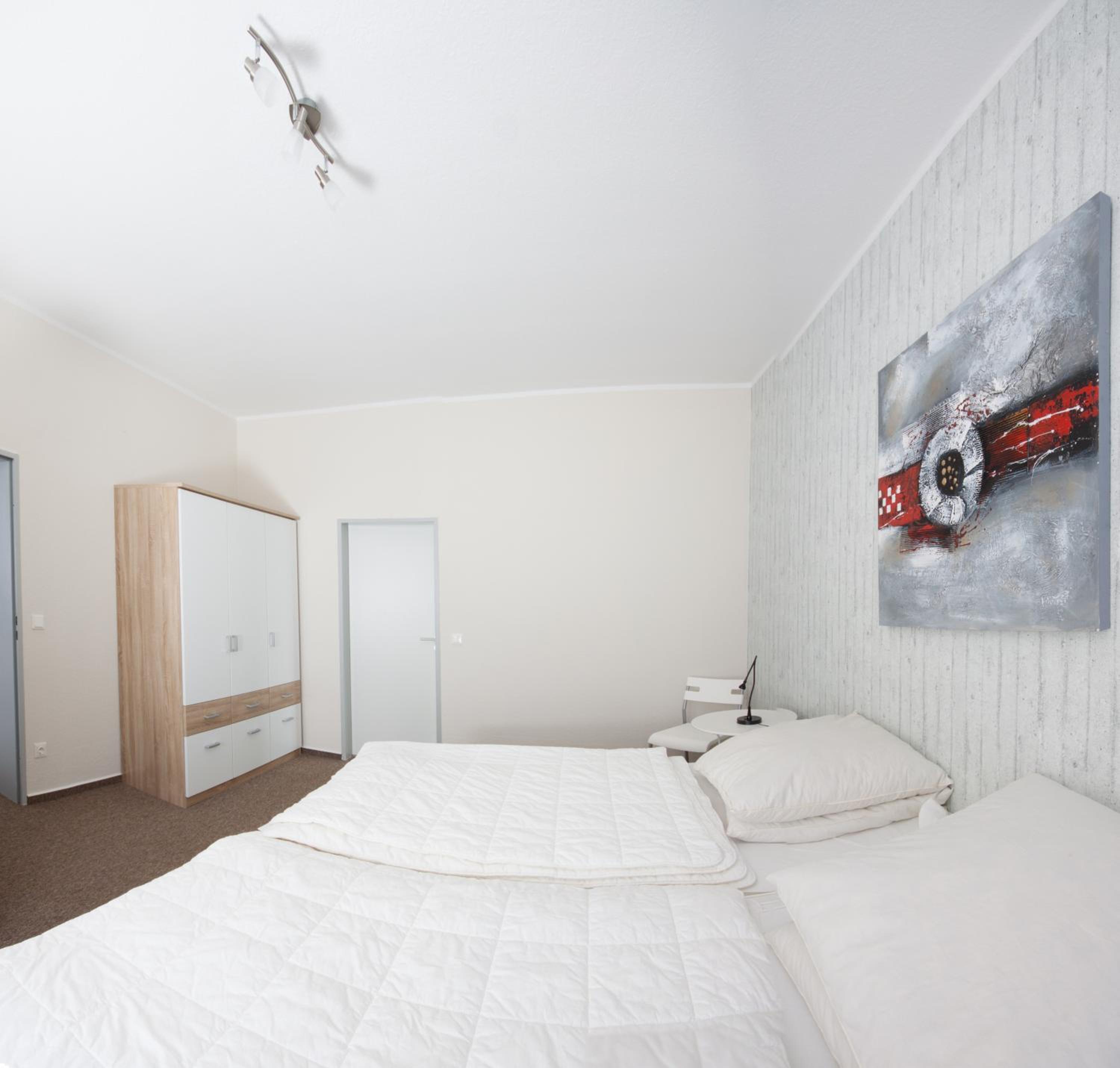 Superior One-Bedroom Apartment - Photo 5