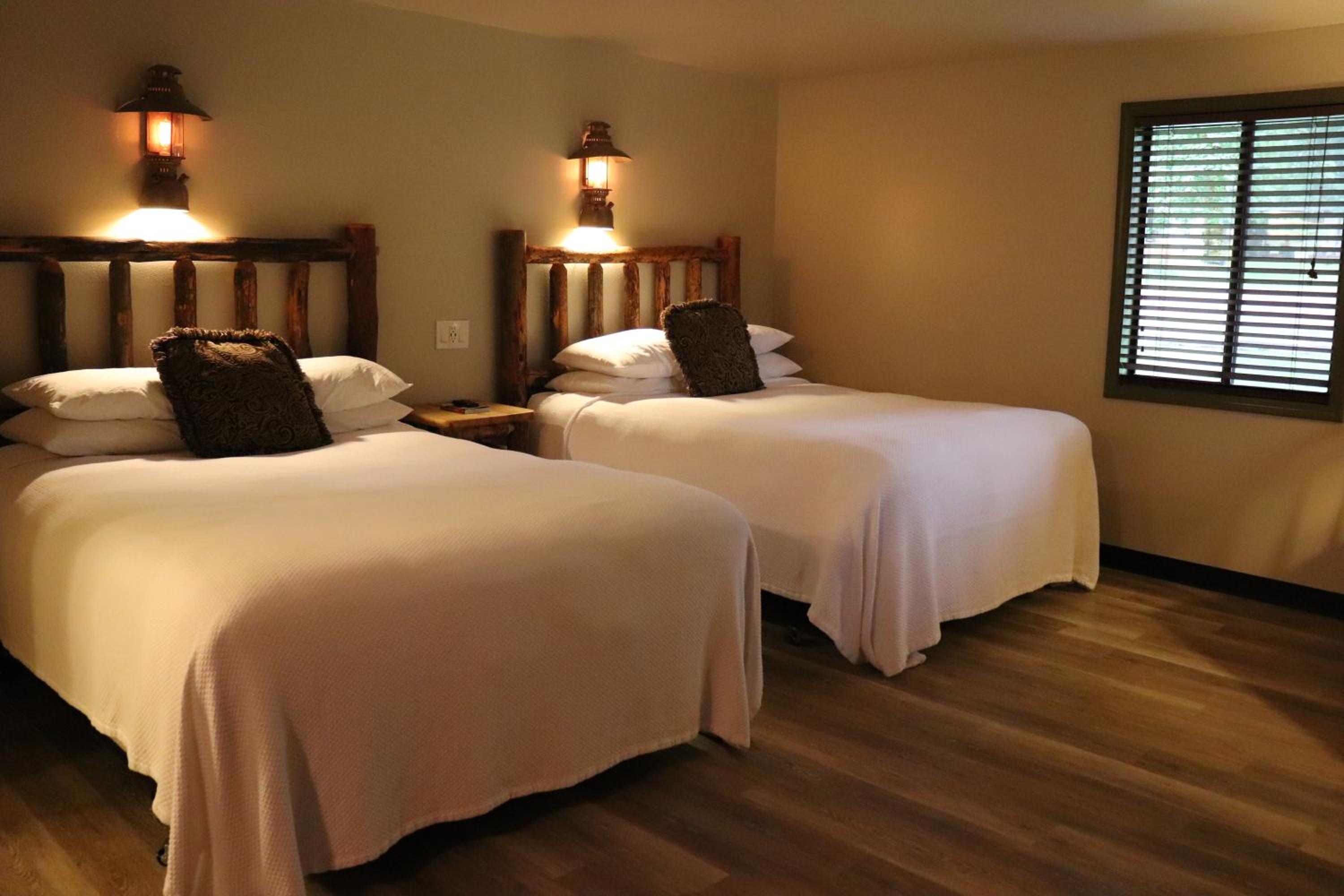 Deluxe Queen Room with Two Queen Beds (9)