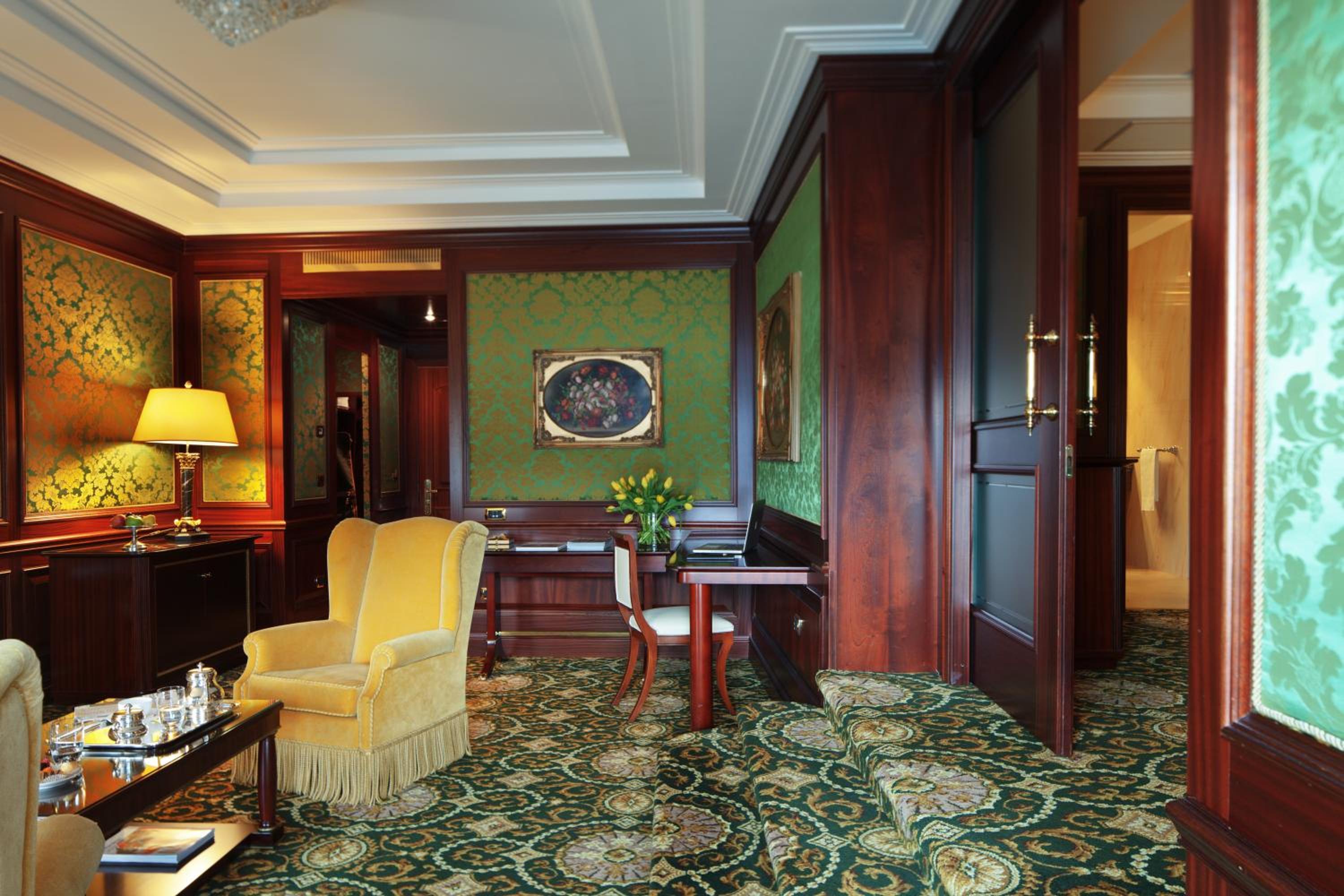 Senior Suite with Lake View - Photo 22