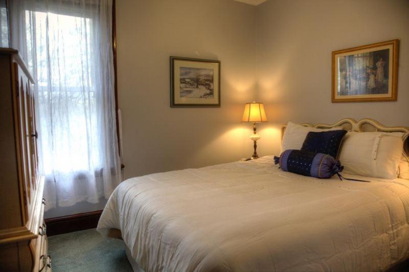 Deluxe Queen Suite photo 3