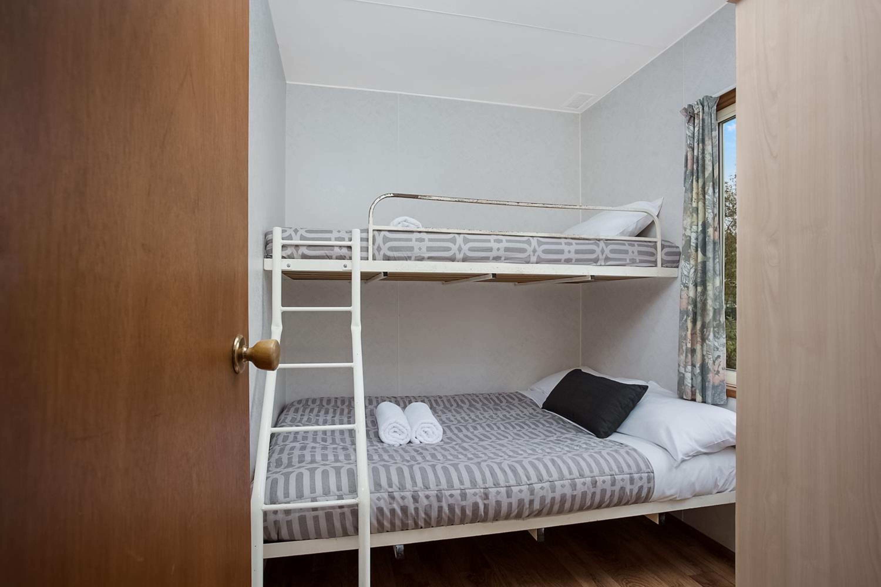 Deluxe Two-Bedroom 2 Couples Cabin photo 2