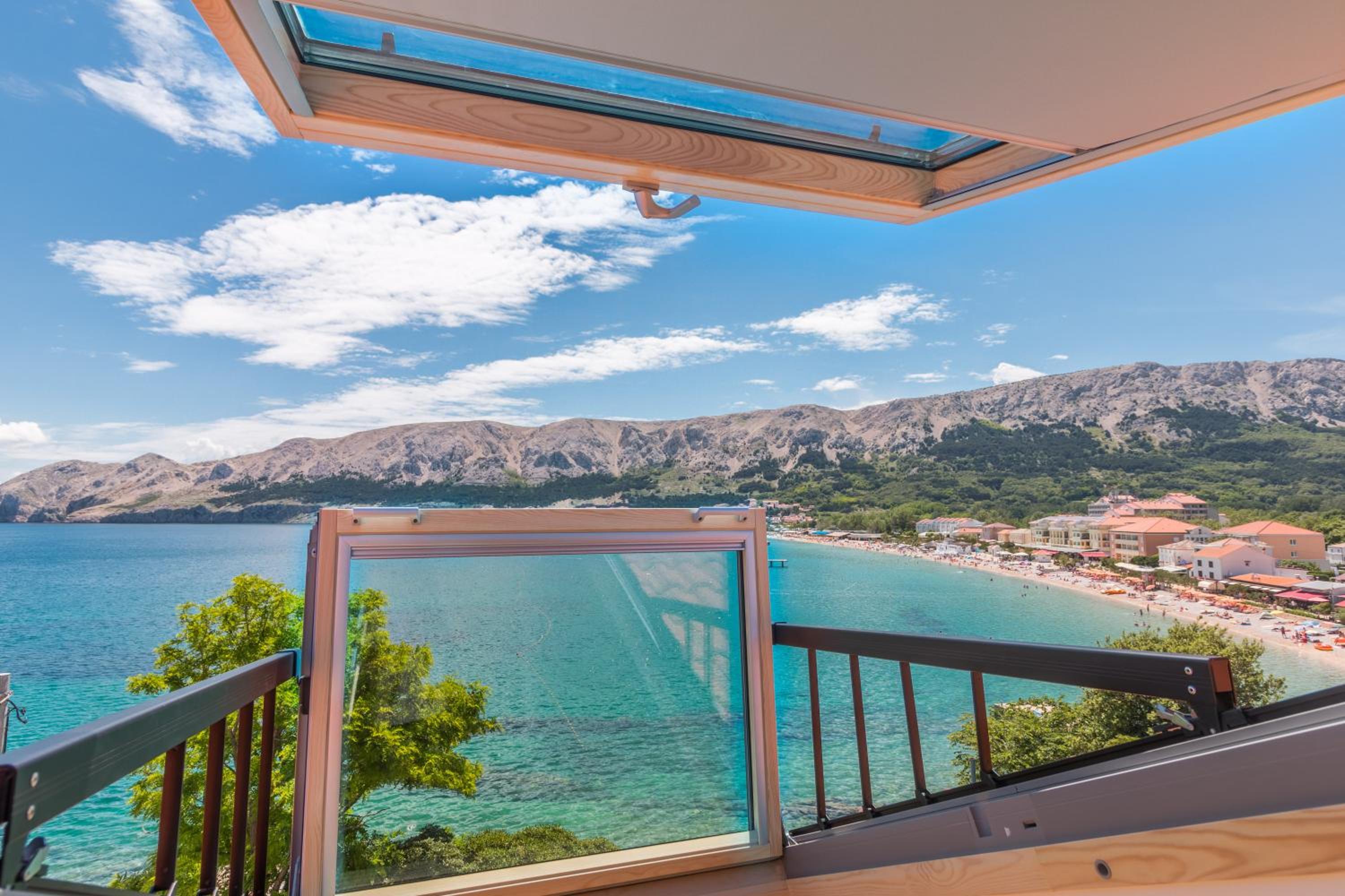 Apartment with Sea View - Photo 9