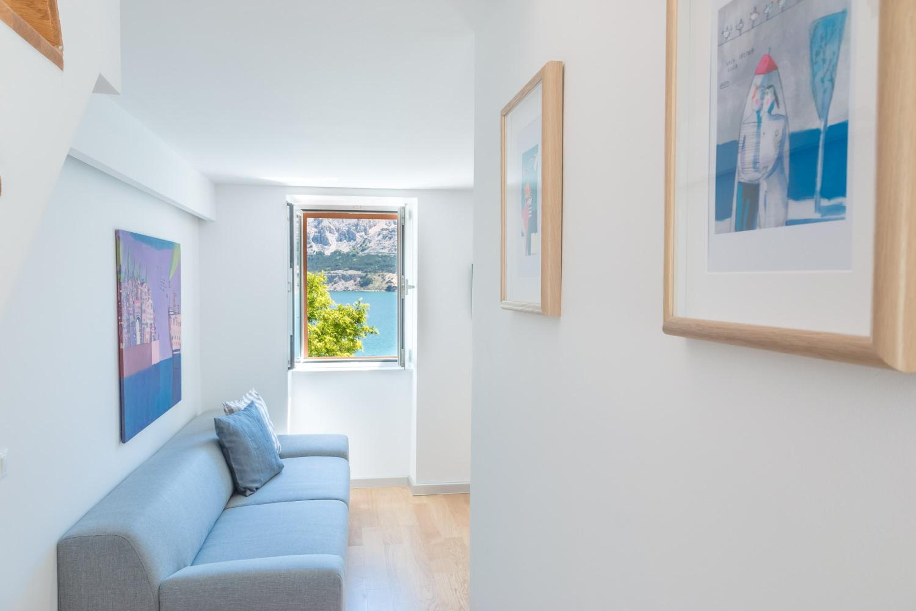 Apartment with Sea View - Photo 18