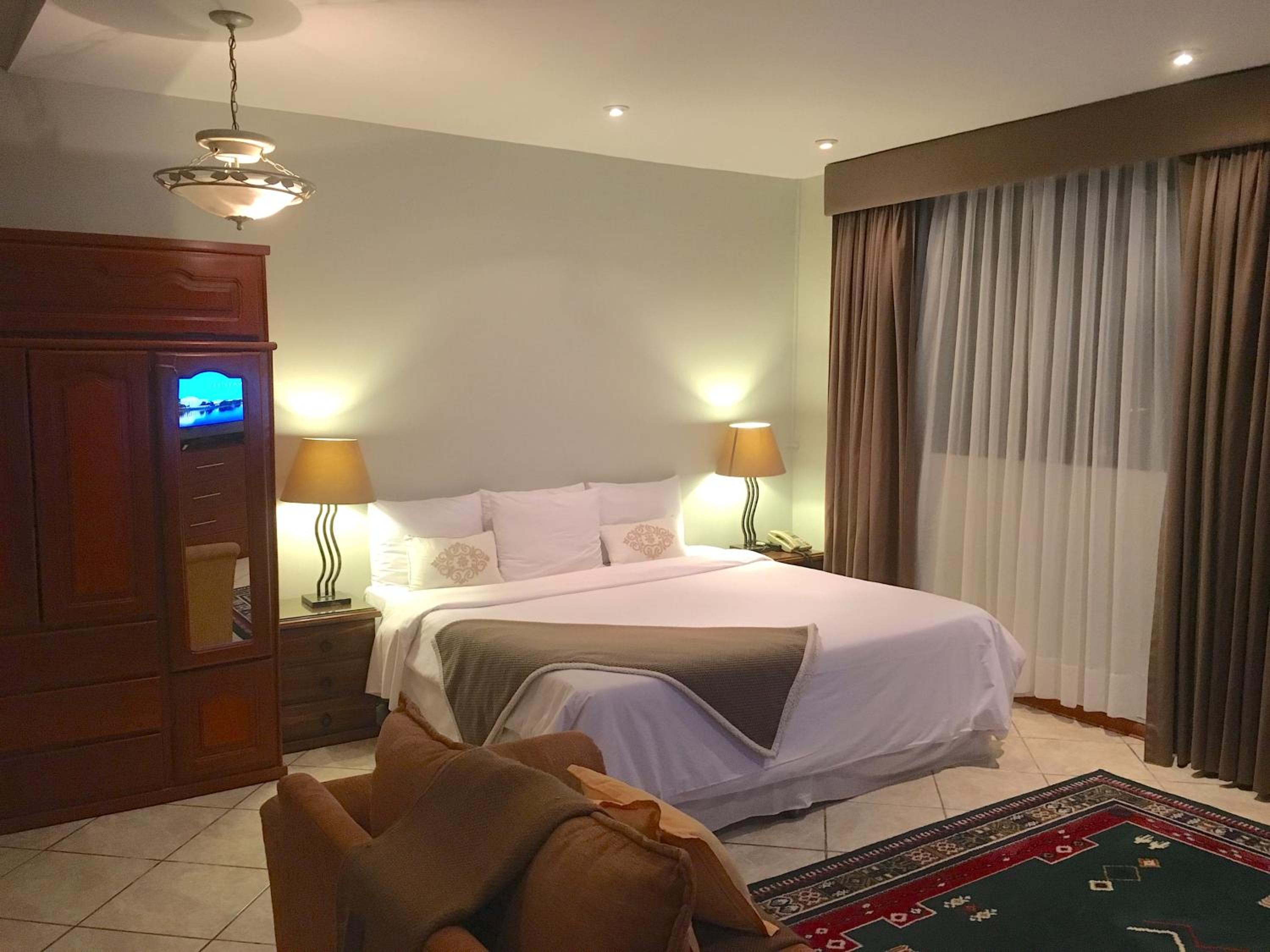Deluxe Suite - Photo 5
