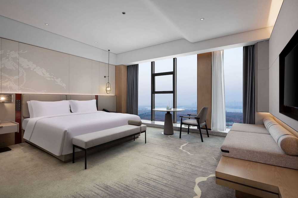 Deluxe Room, 1 King Bed, Non Smoking, City View photo 1