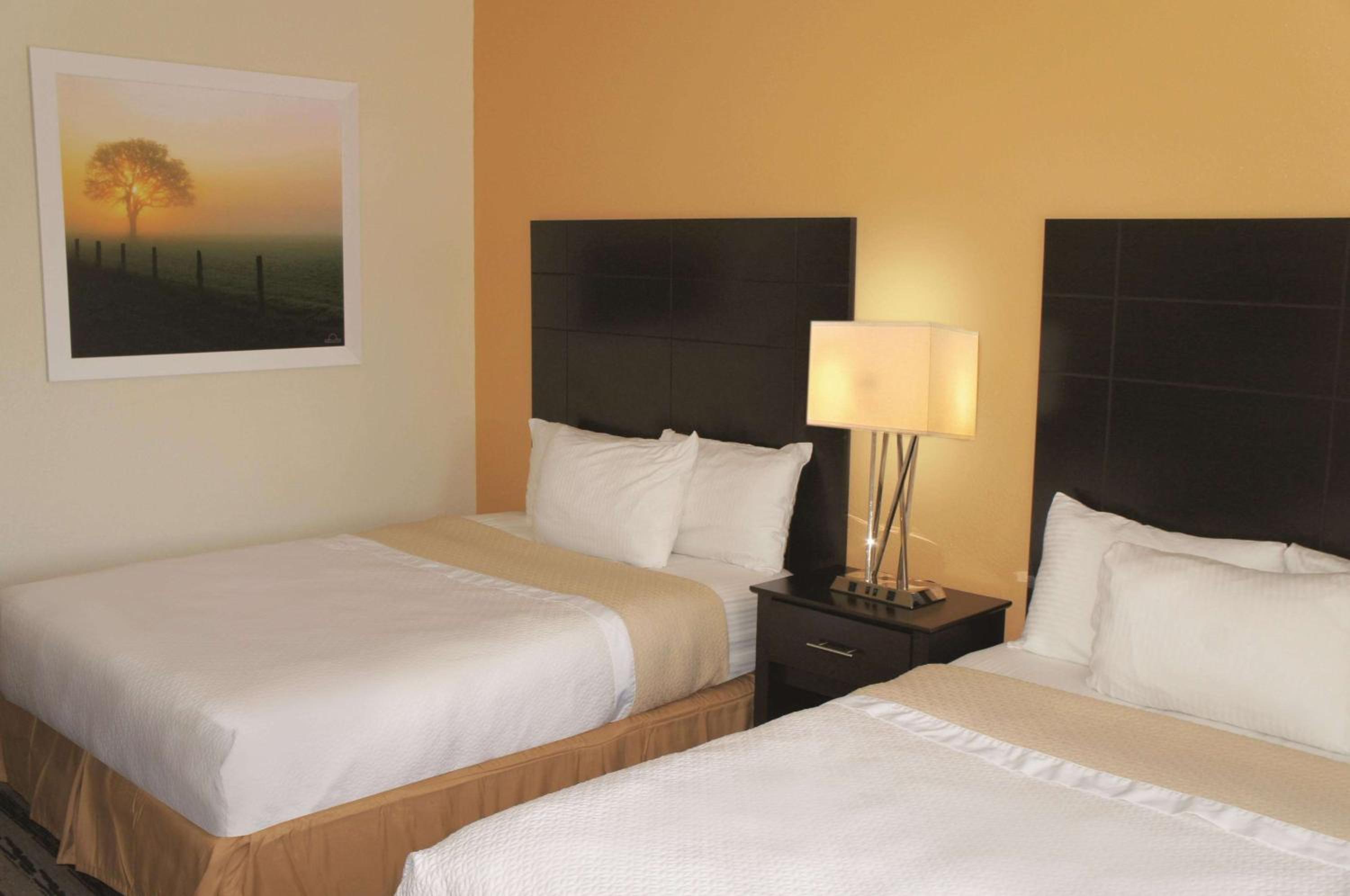 Queen Room with Two Queen Beds - Photo 2