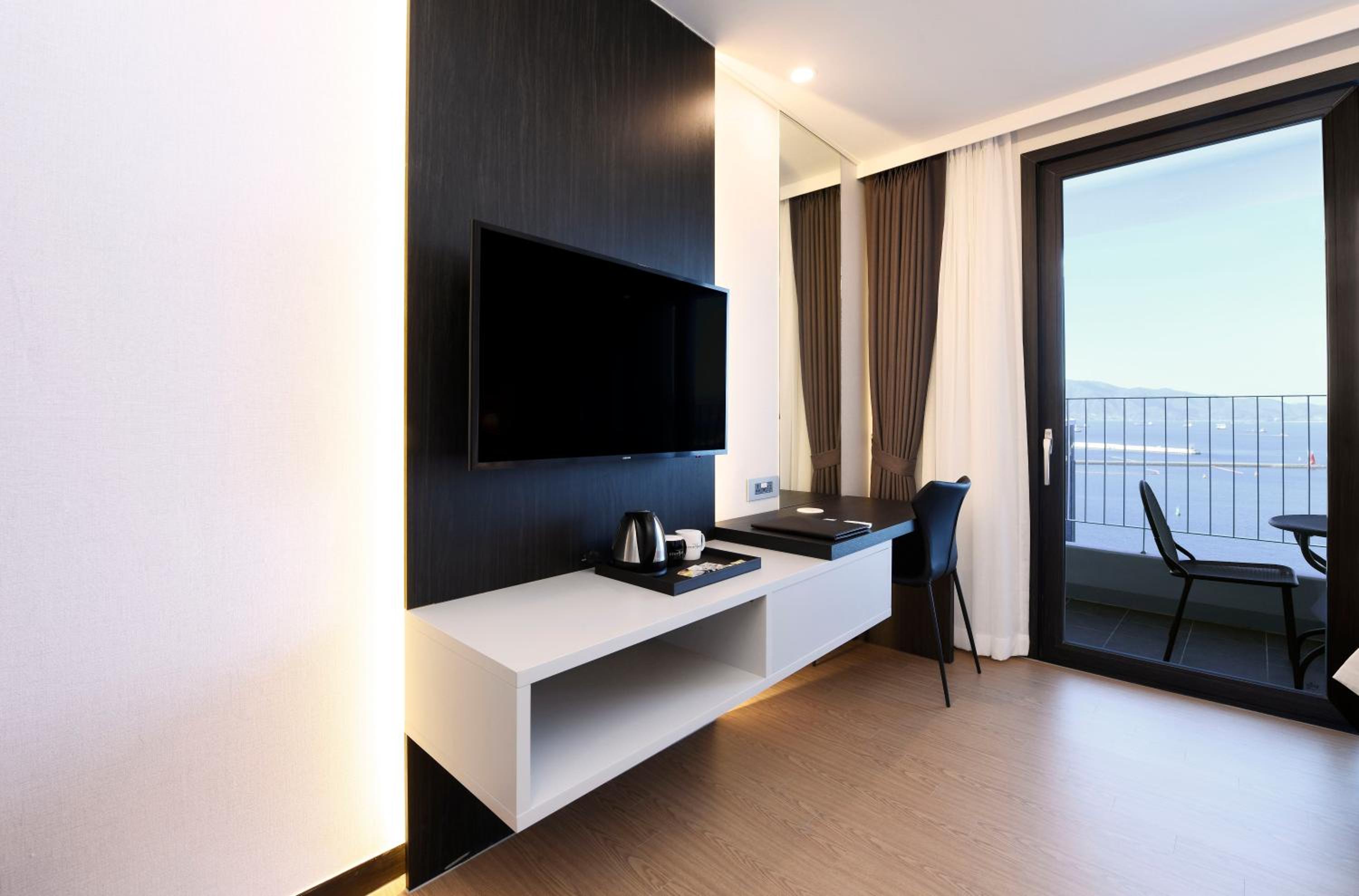 Deluxe Triple Room With Sea View - Photo 3