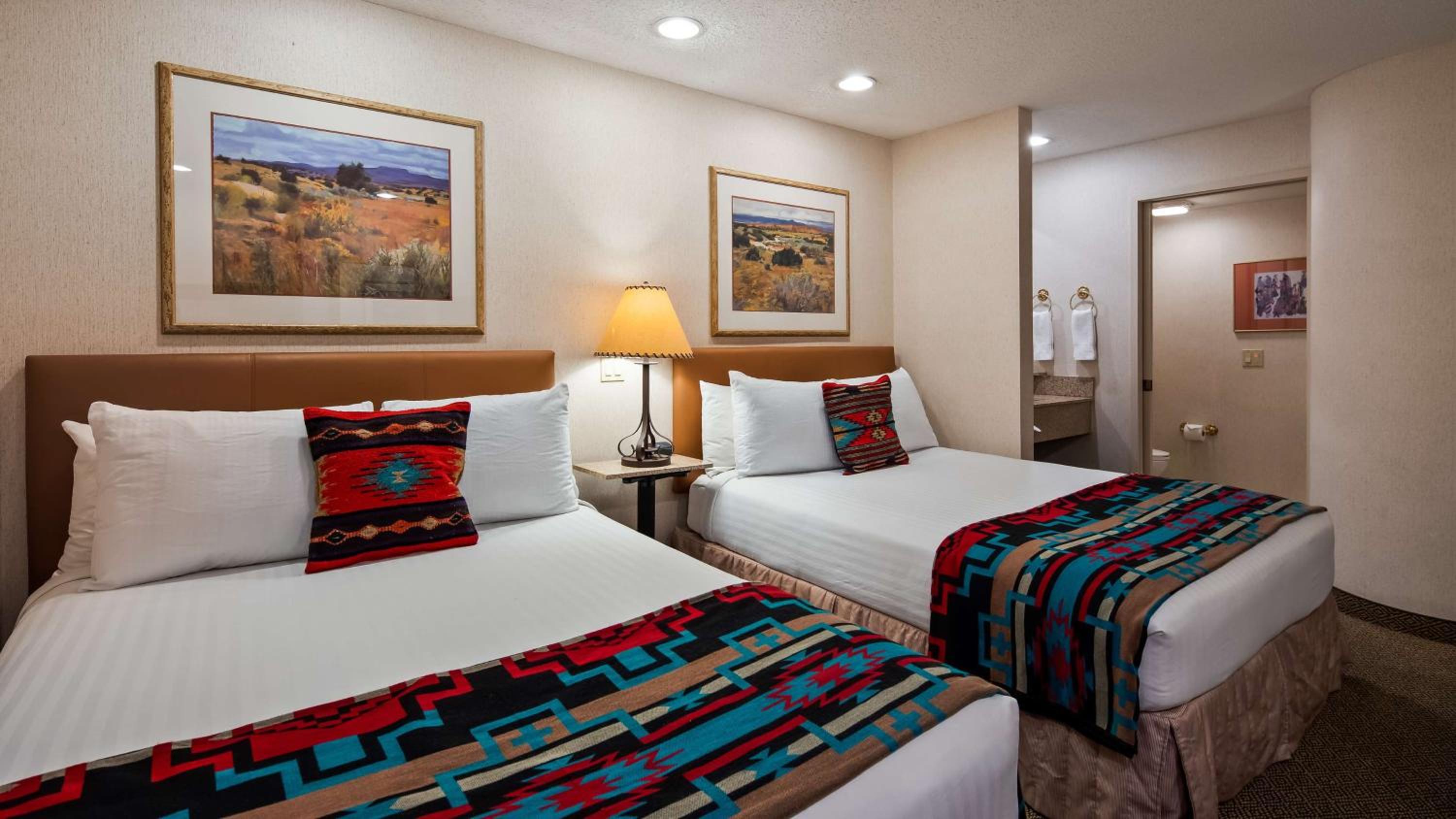Queen Room with Two Queen Beds - Non-Smoking - Photo 2