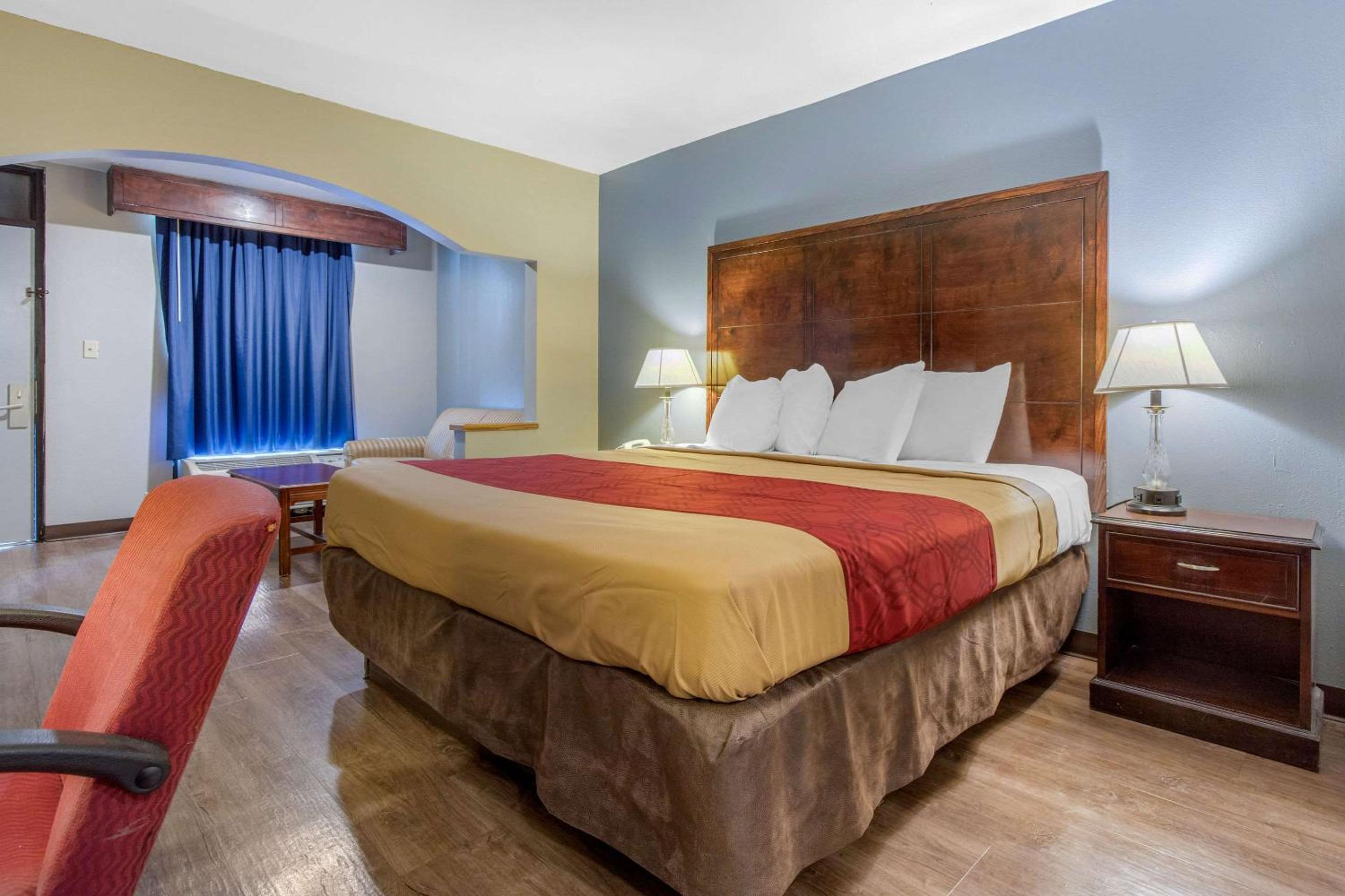 King Room with Sofa Bed - Smoking photo 3