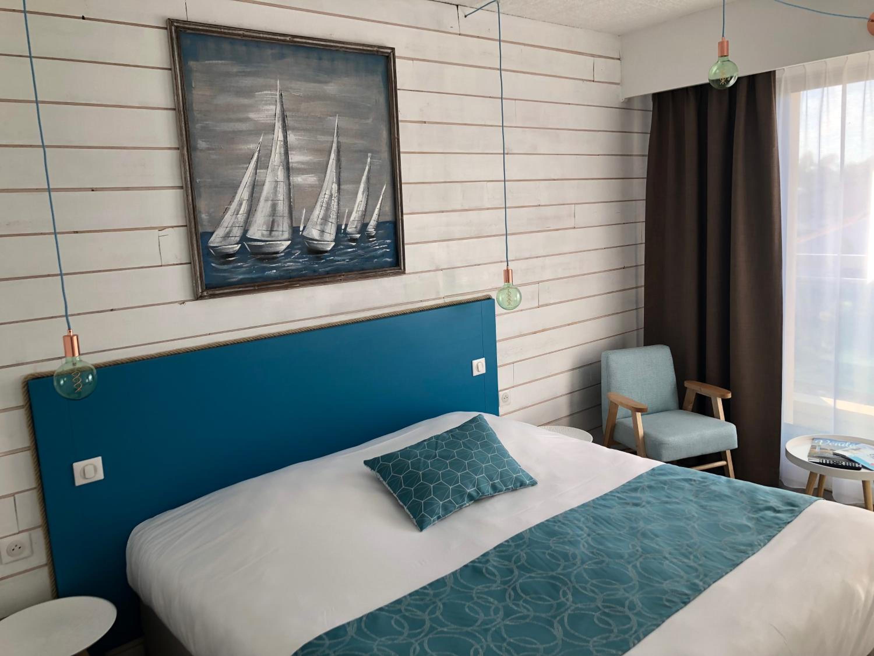 Comfort Room with Balcony - Photo 9