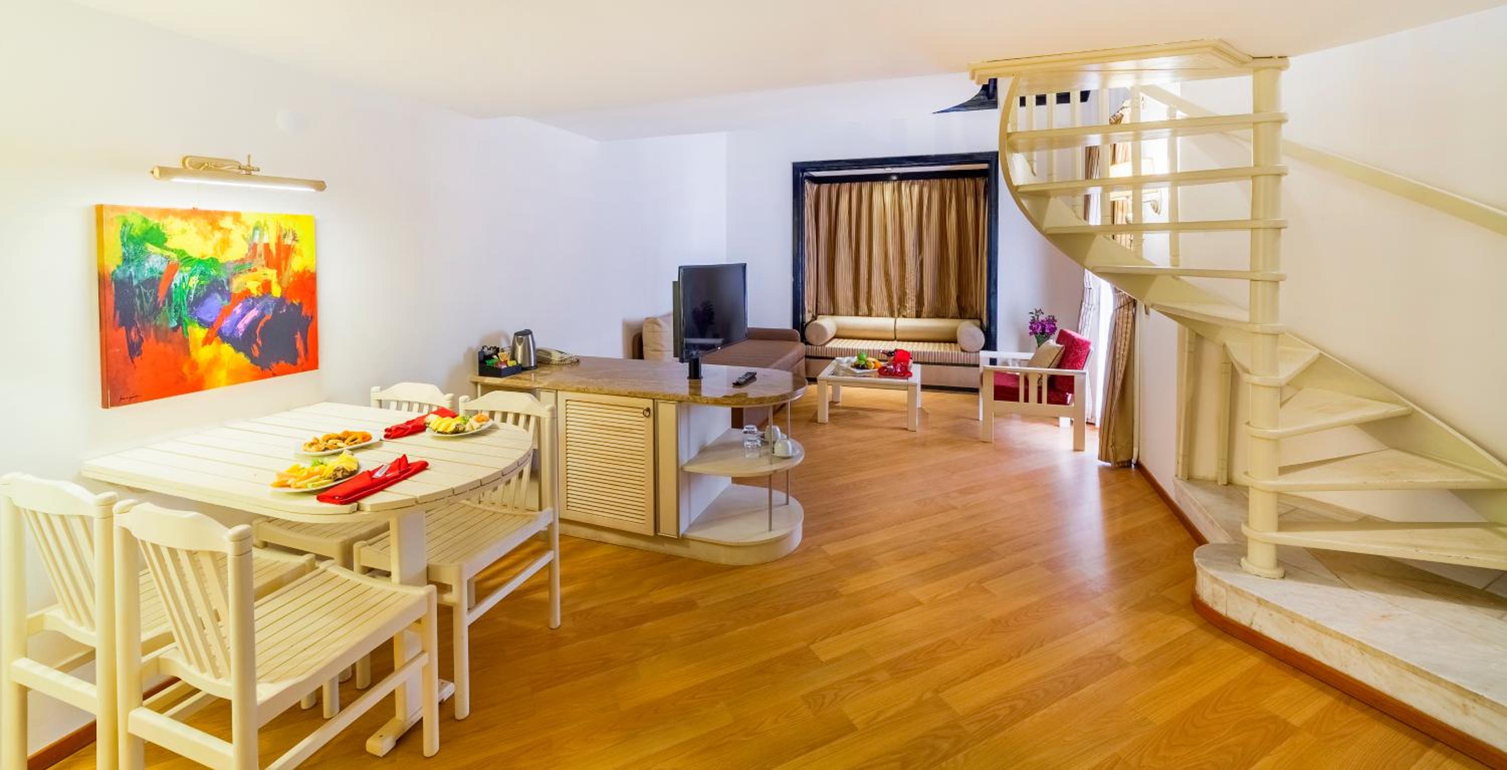 Club Duplex Family Room