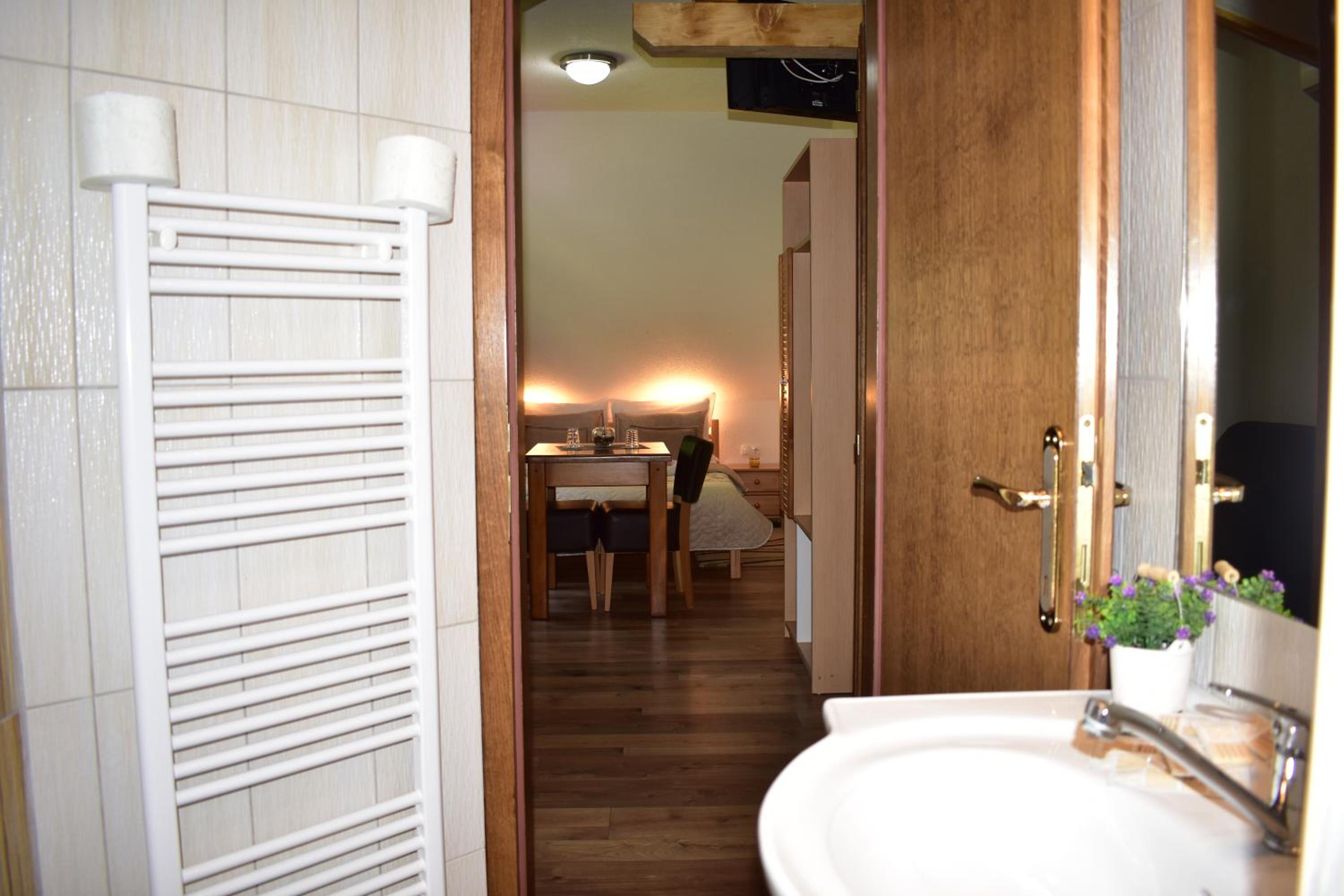 Double Room - Photo 12