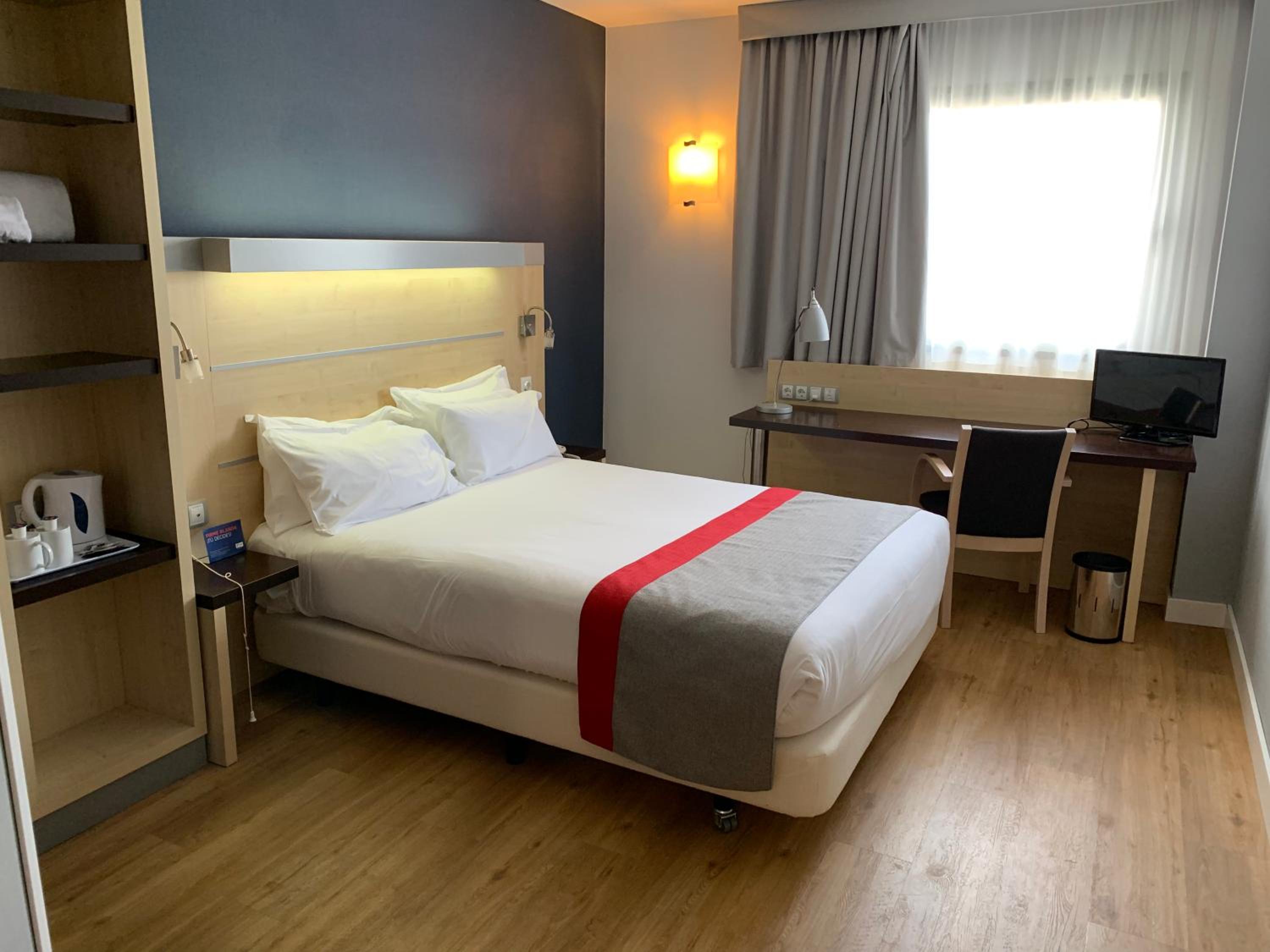 Standard Room with Free Breakfast - Photo 8