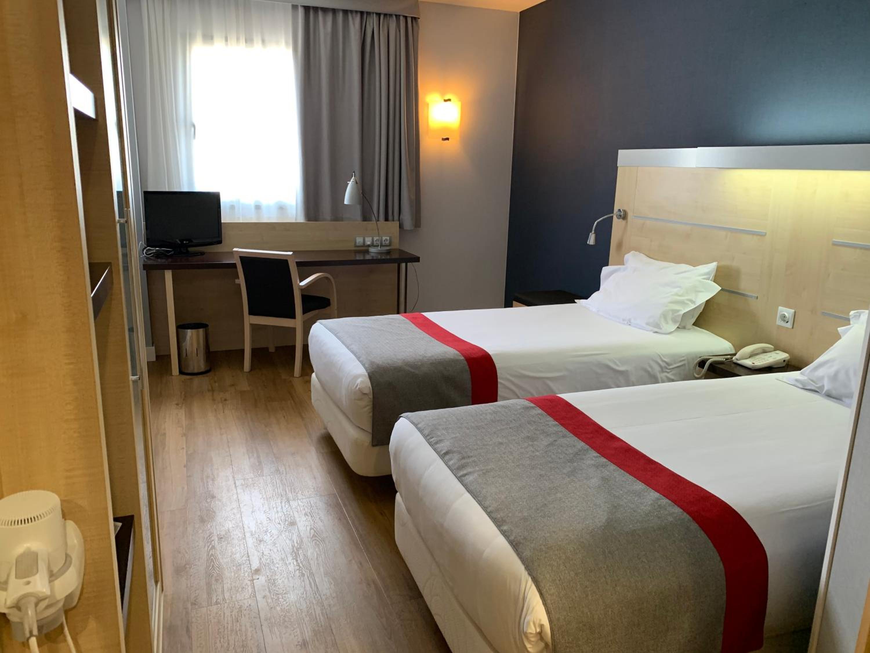 Standard Room with Free Breakfast - Photo 5