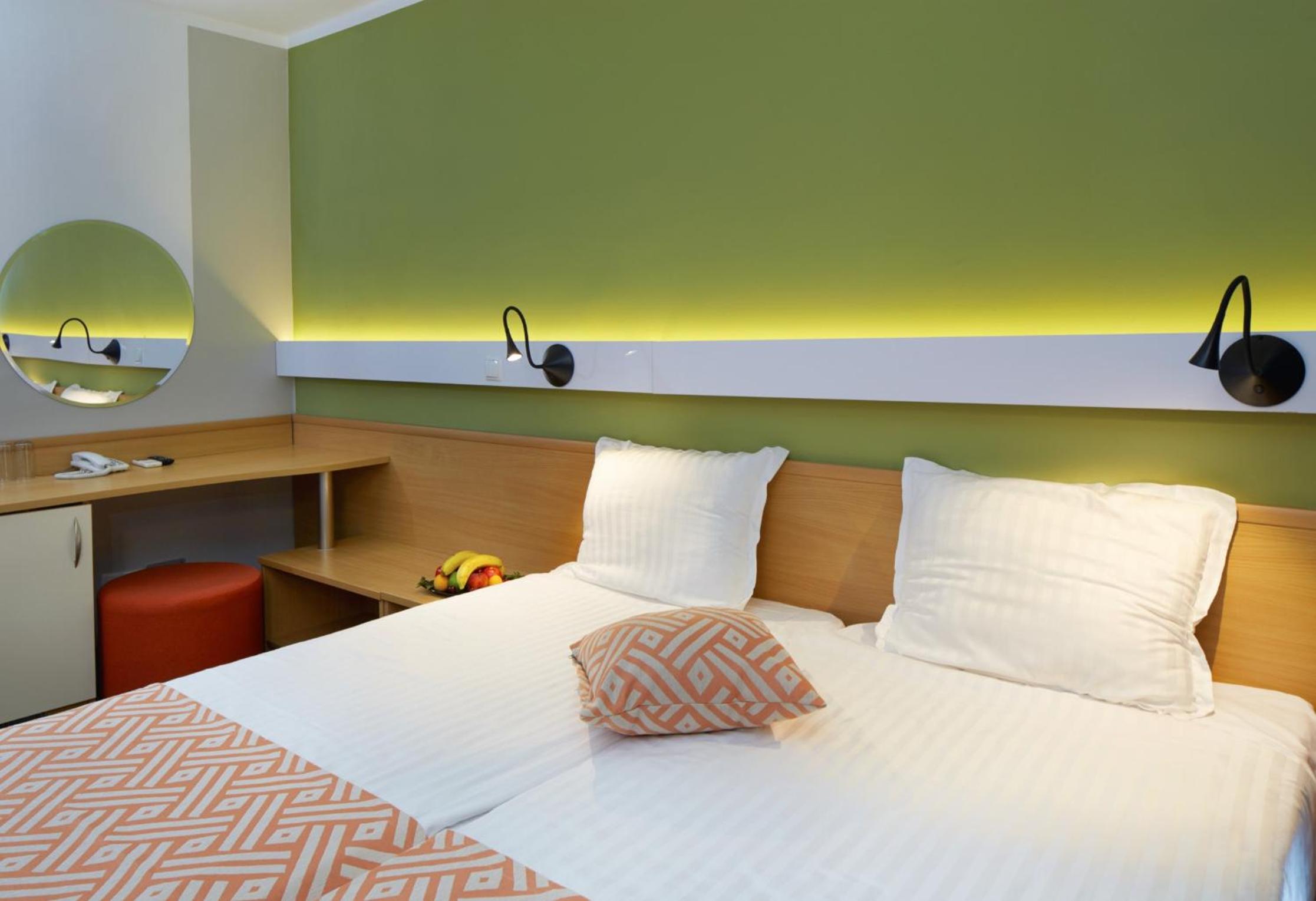 Deluxe Double Room (2 Adults + 1 Child) photo 2