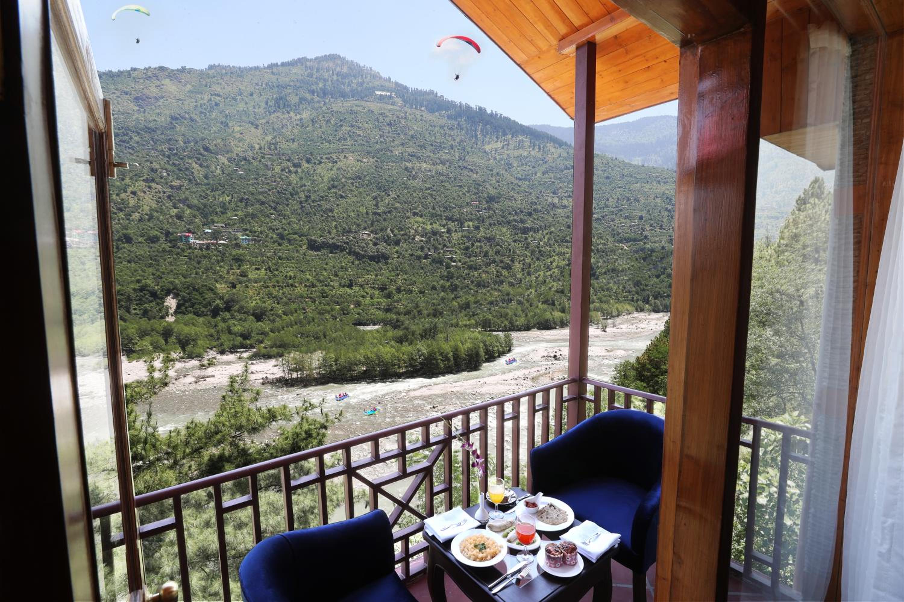 Deluxe Queen River View with Balcony - 10% Discount on Food & Beverages photo 2