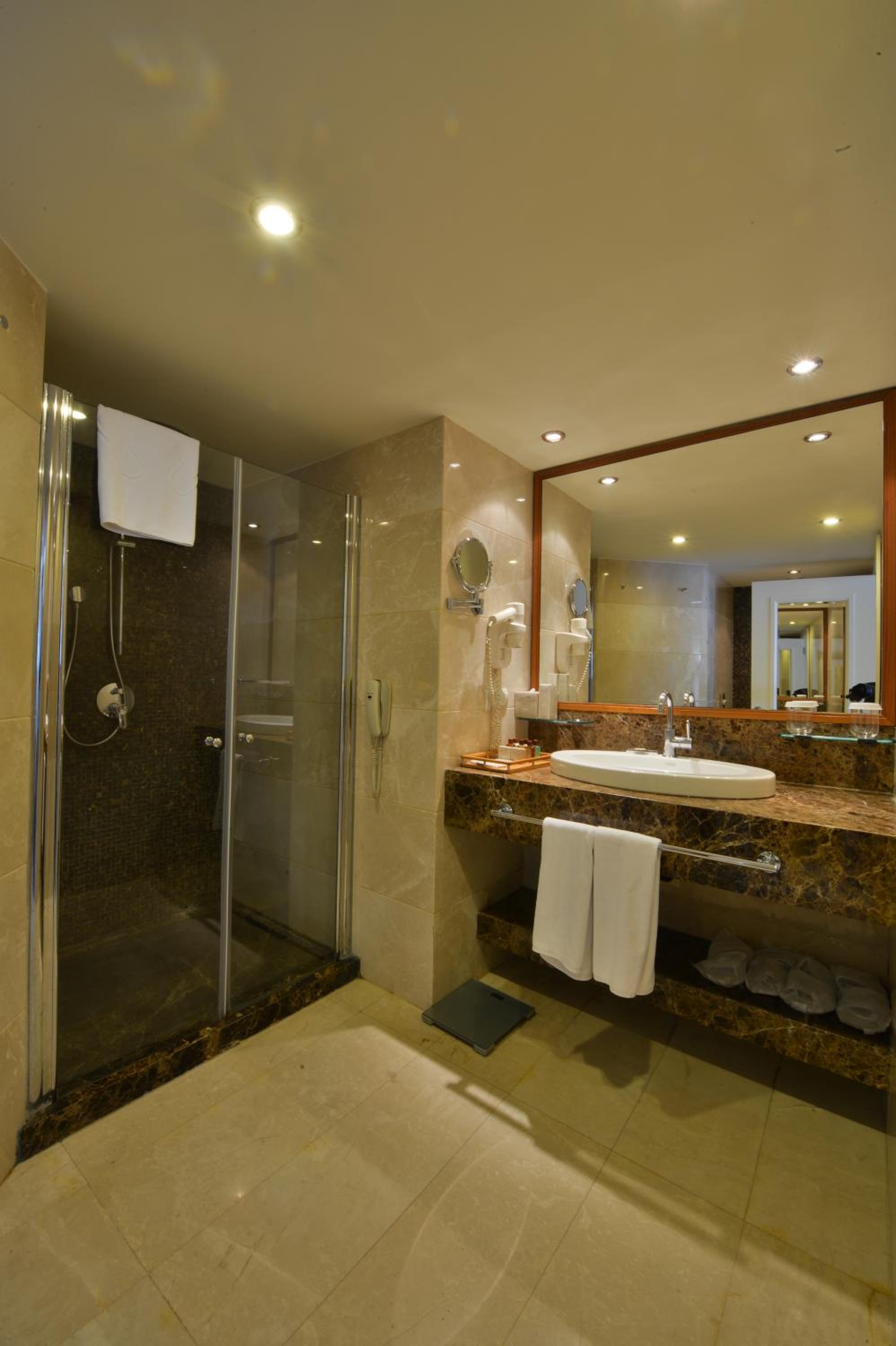Executive Suite - Photo 4