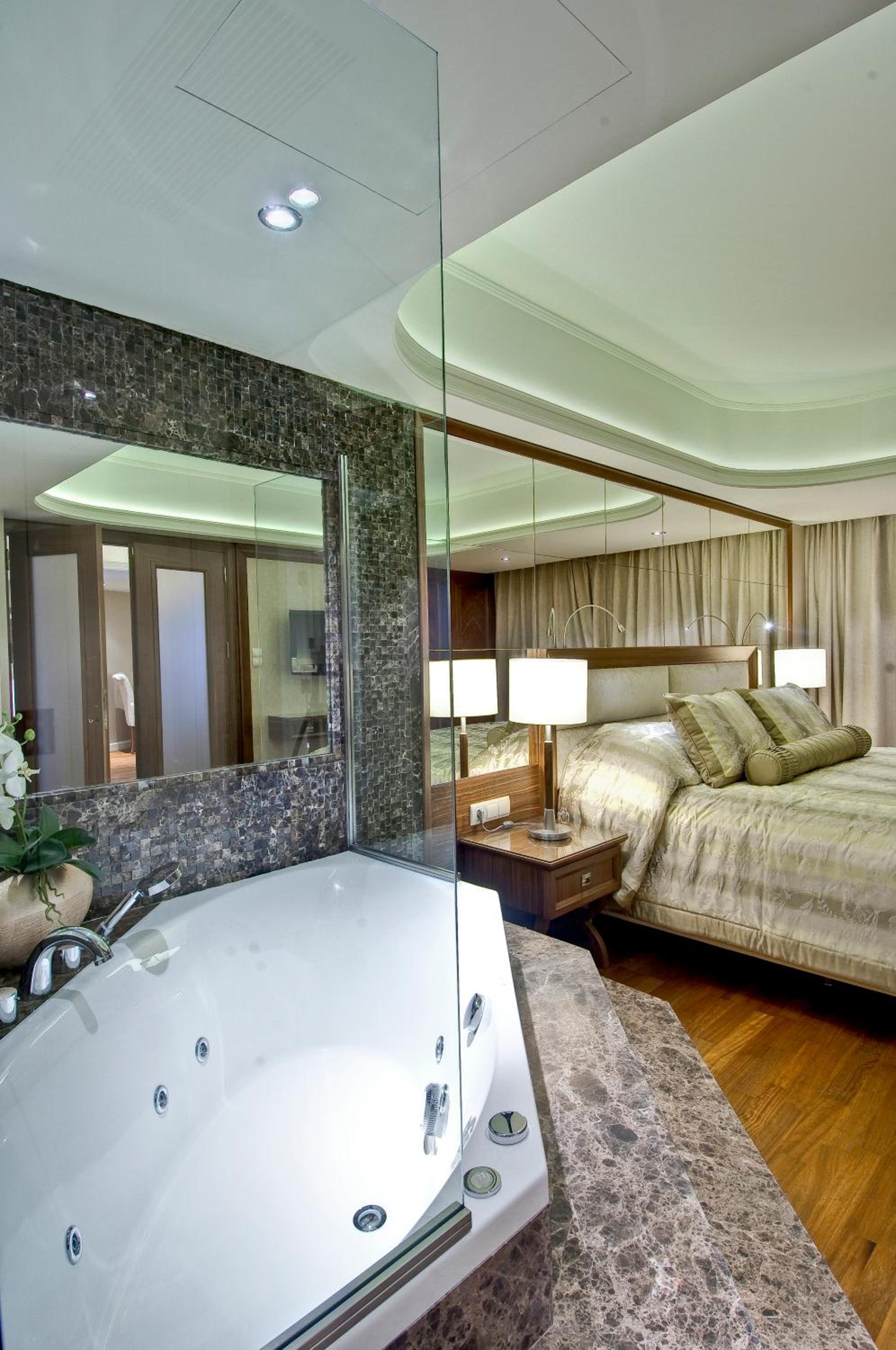 Executive Suite - Photo 2