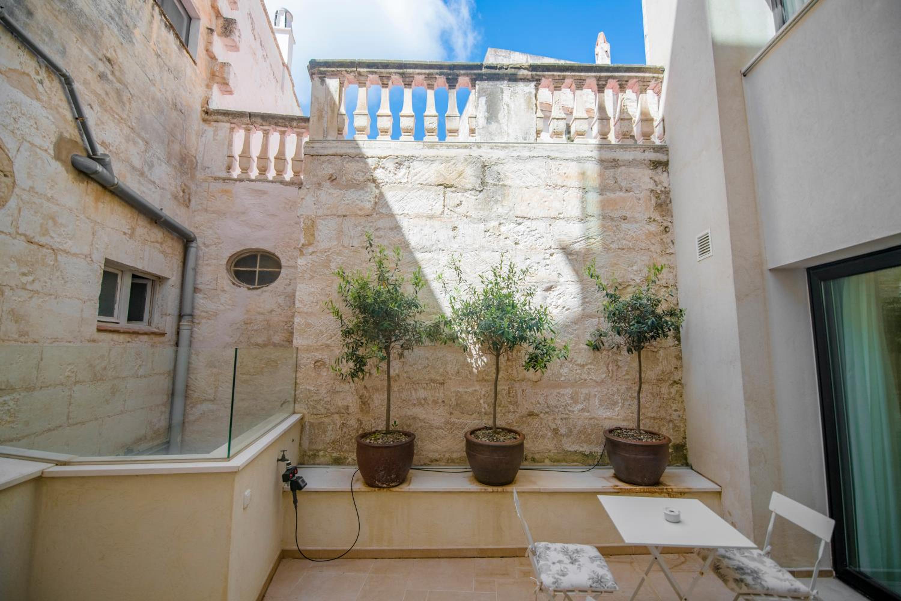 Double Room - Disability Access and Shared Patio photo 3