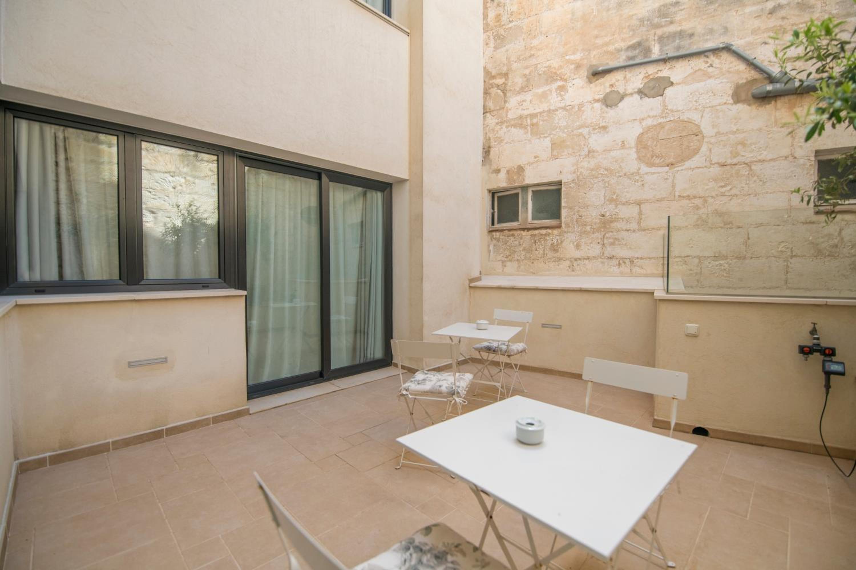 Double Room - Disability Access and Shared Patio photo 2