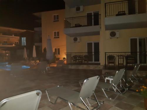 Triple Room with Pool View photo 3