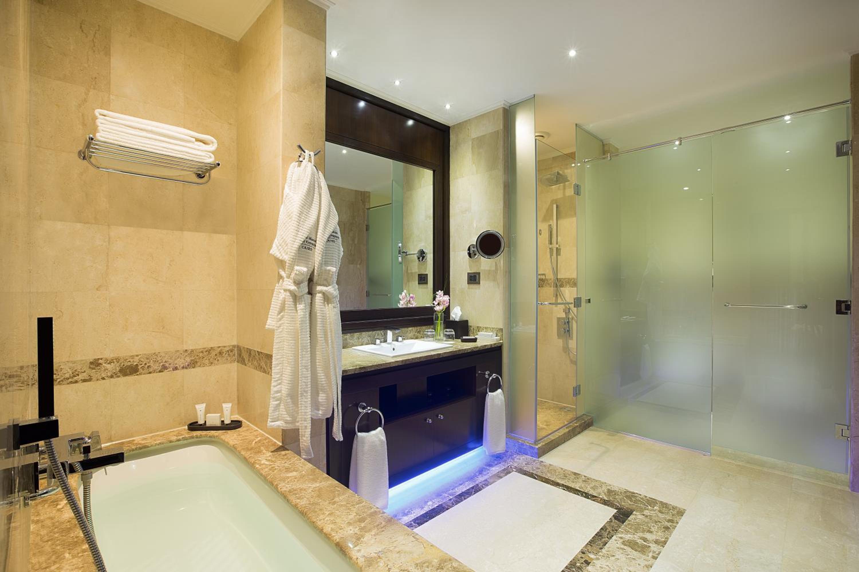 Deluxe Pool Room - Photo 5