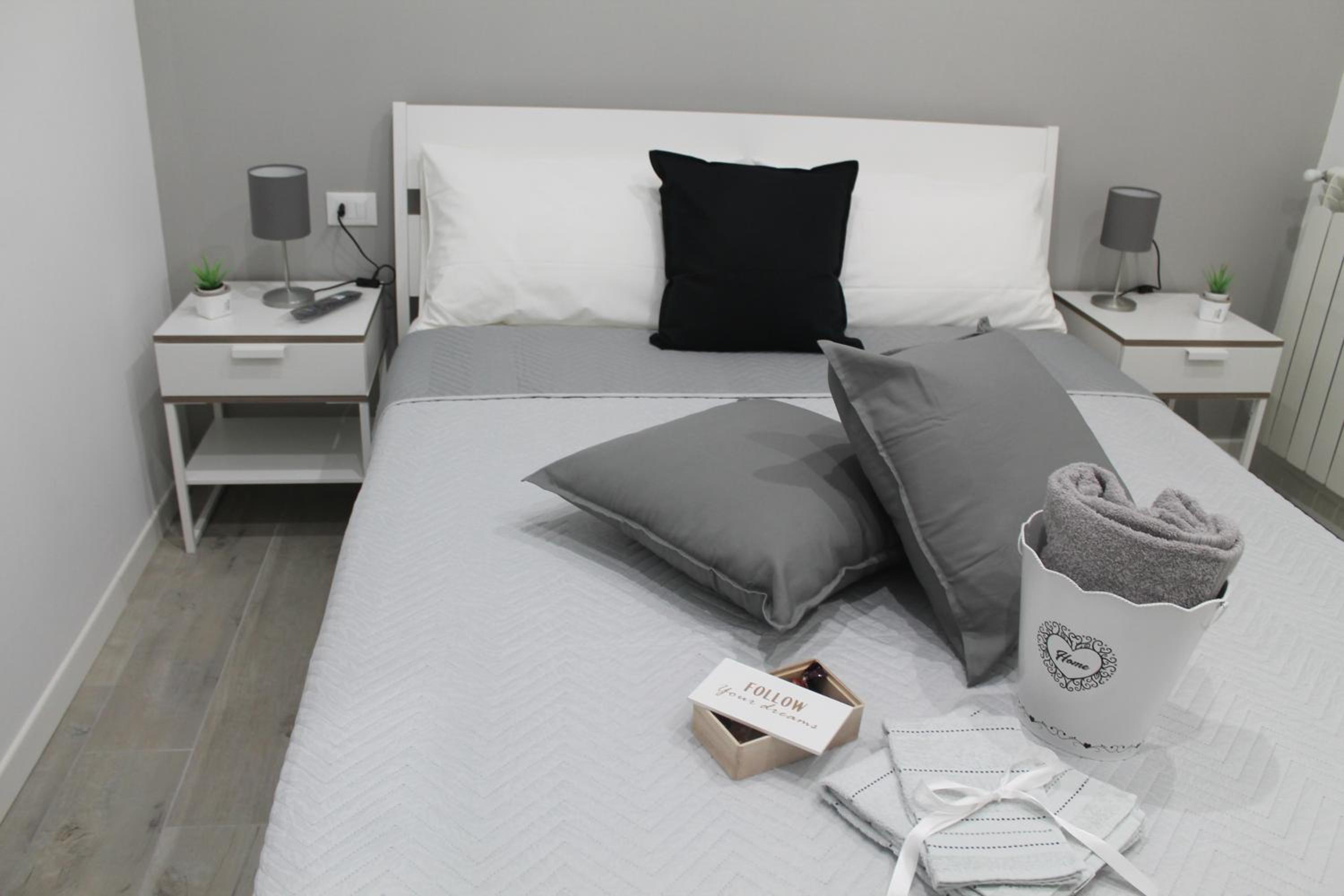 Deluxe Room (2 Adults + 1 Child) - Photo 3