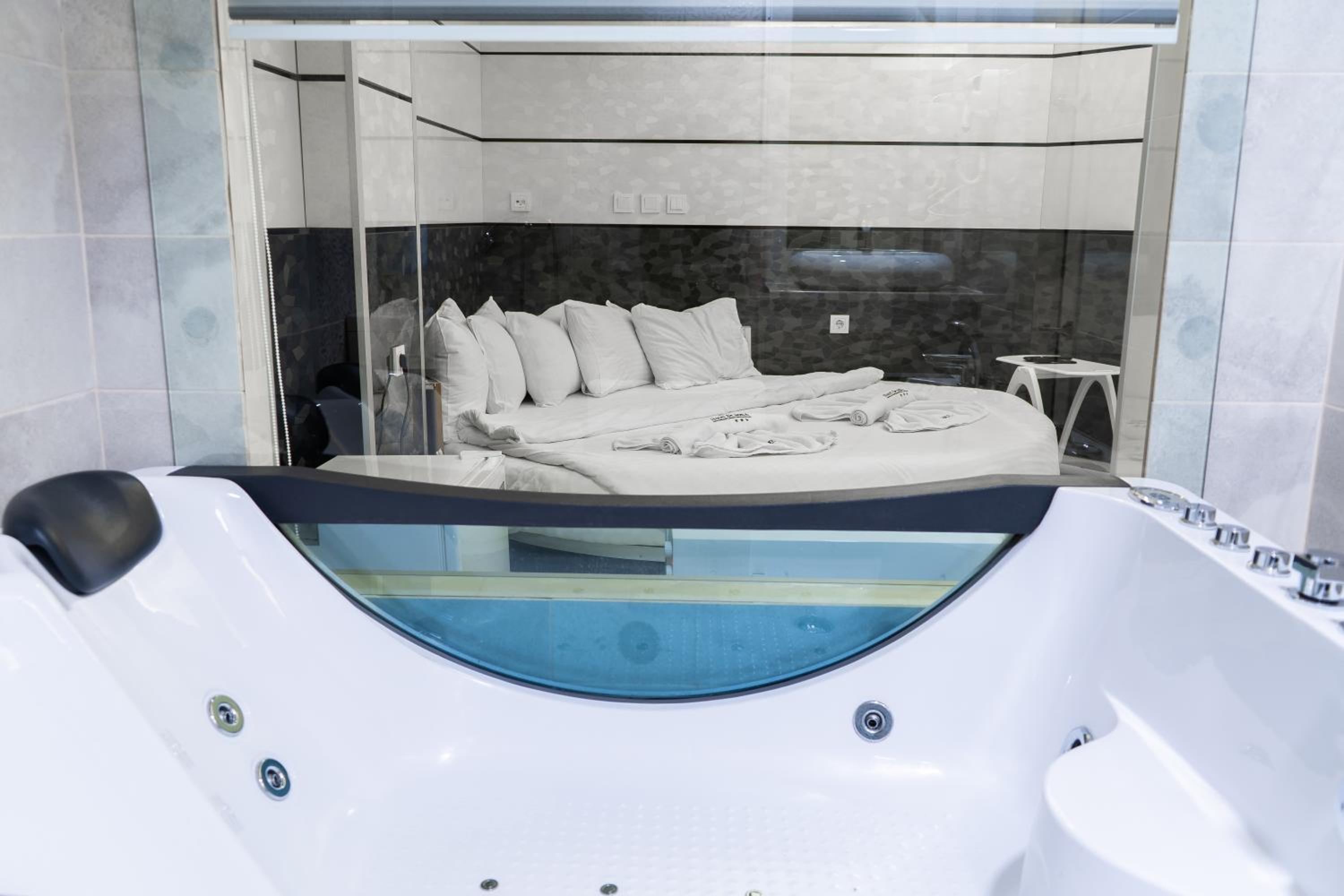 No Windows King and Spa Room  photo 2