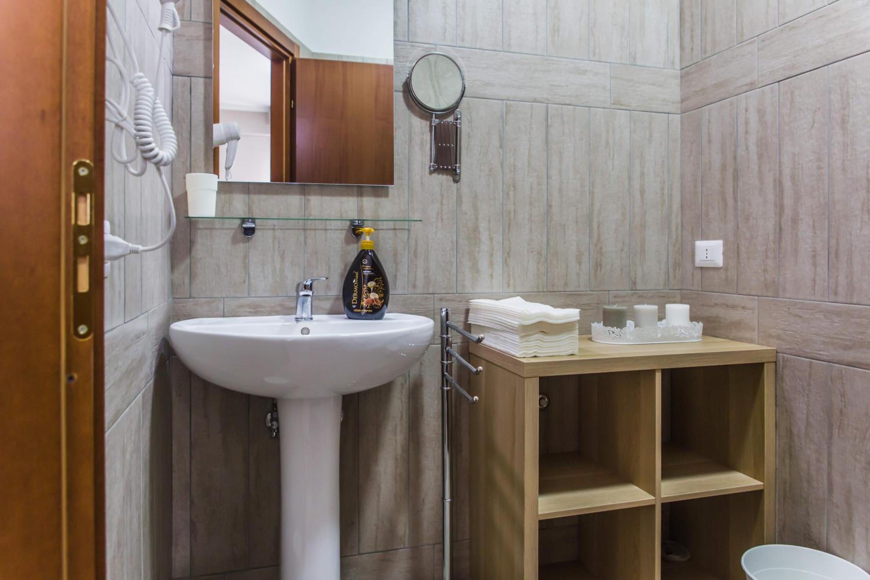 Studio Apartment - Photo 4
