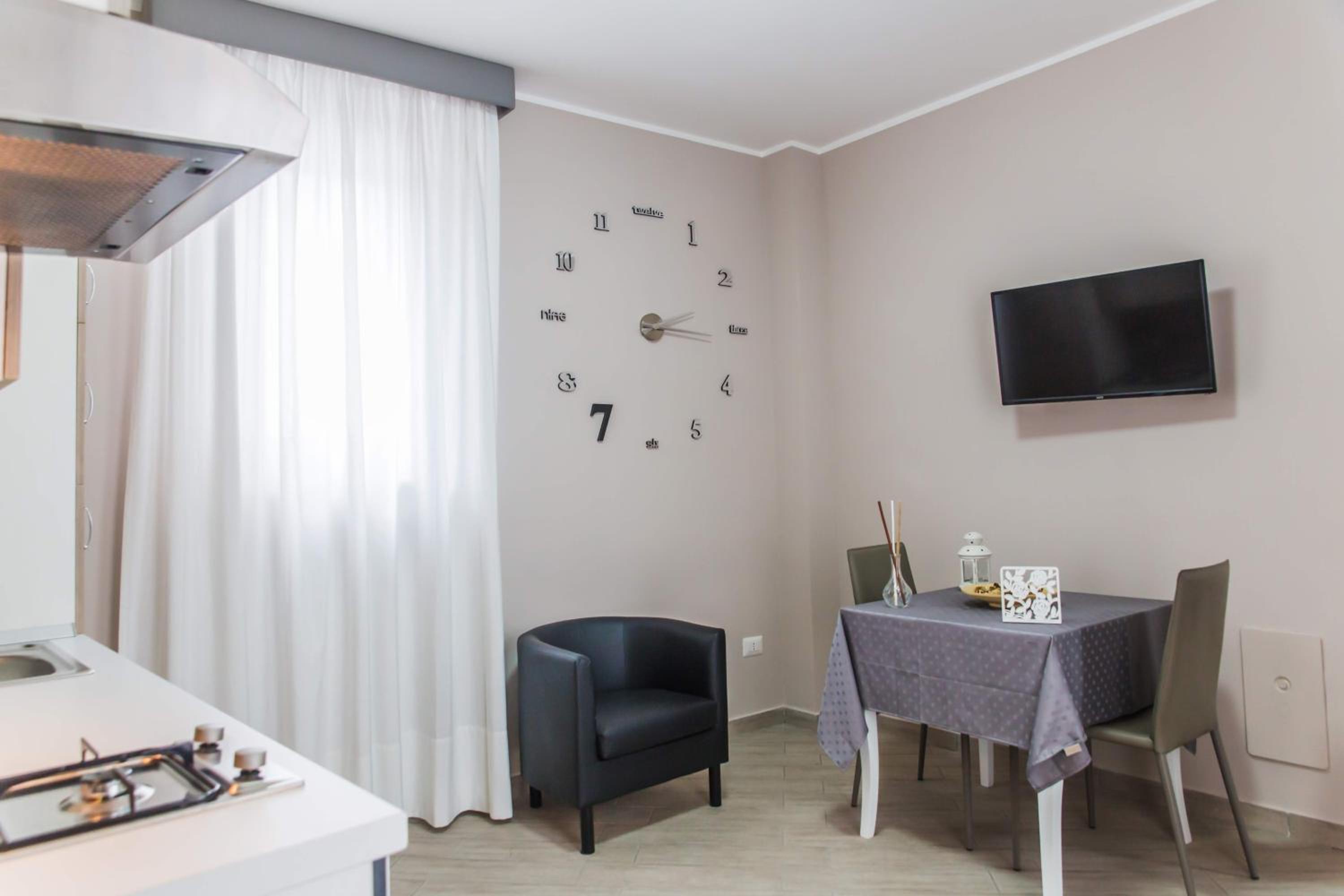 Studio Apartment - Photo 2