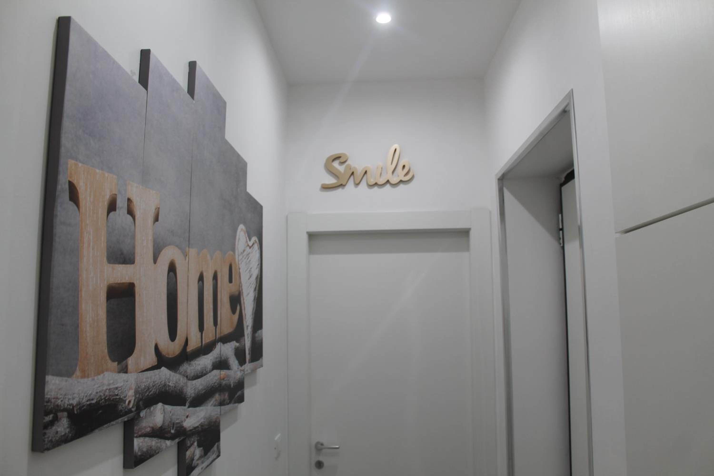 Deluxe Room (2 Adults + 1 Child) - Photo 4