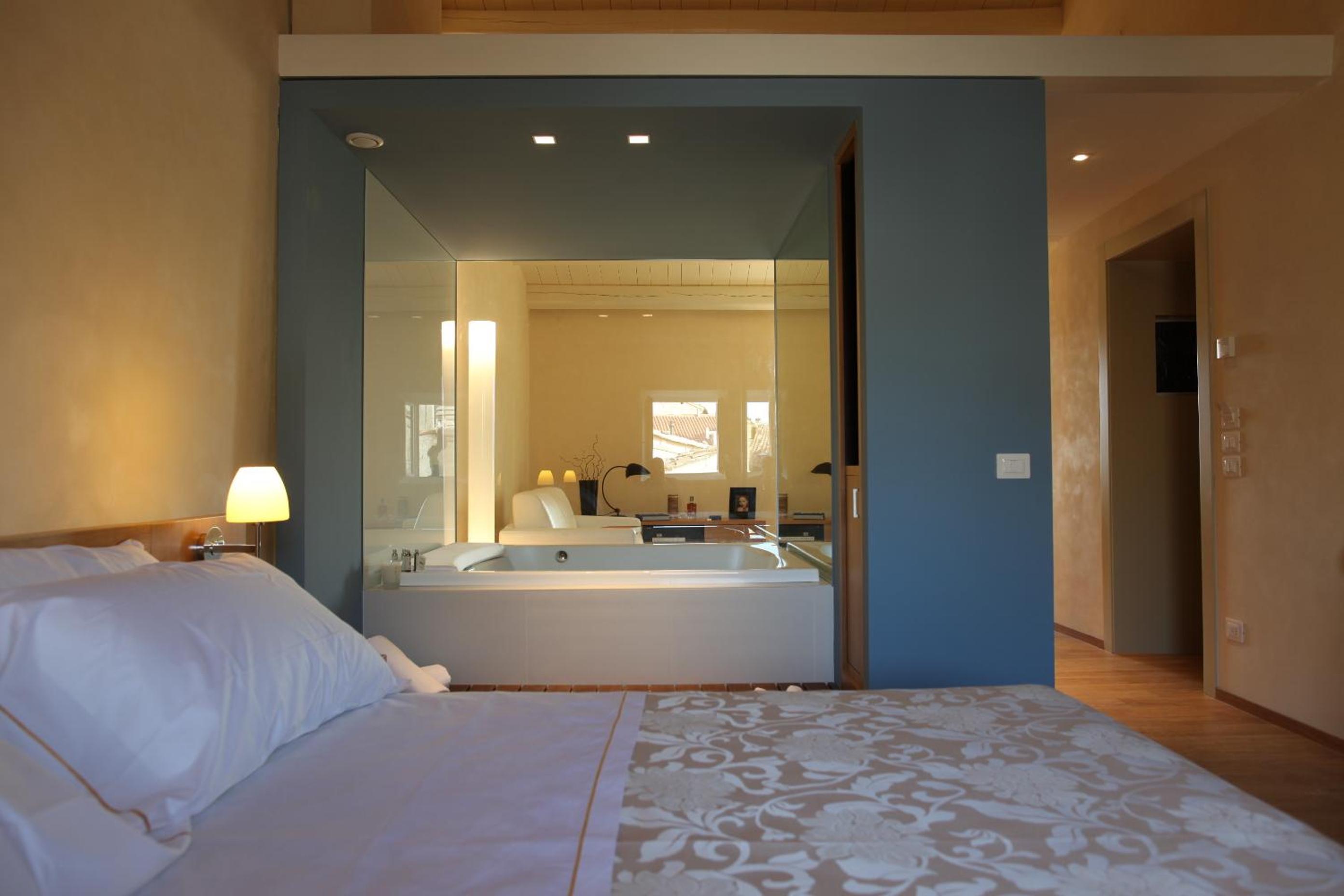 Suite - Photo 1