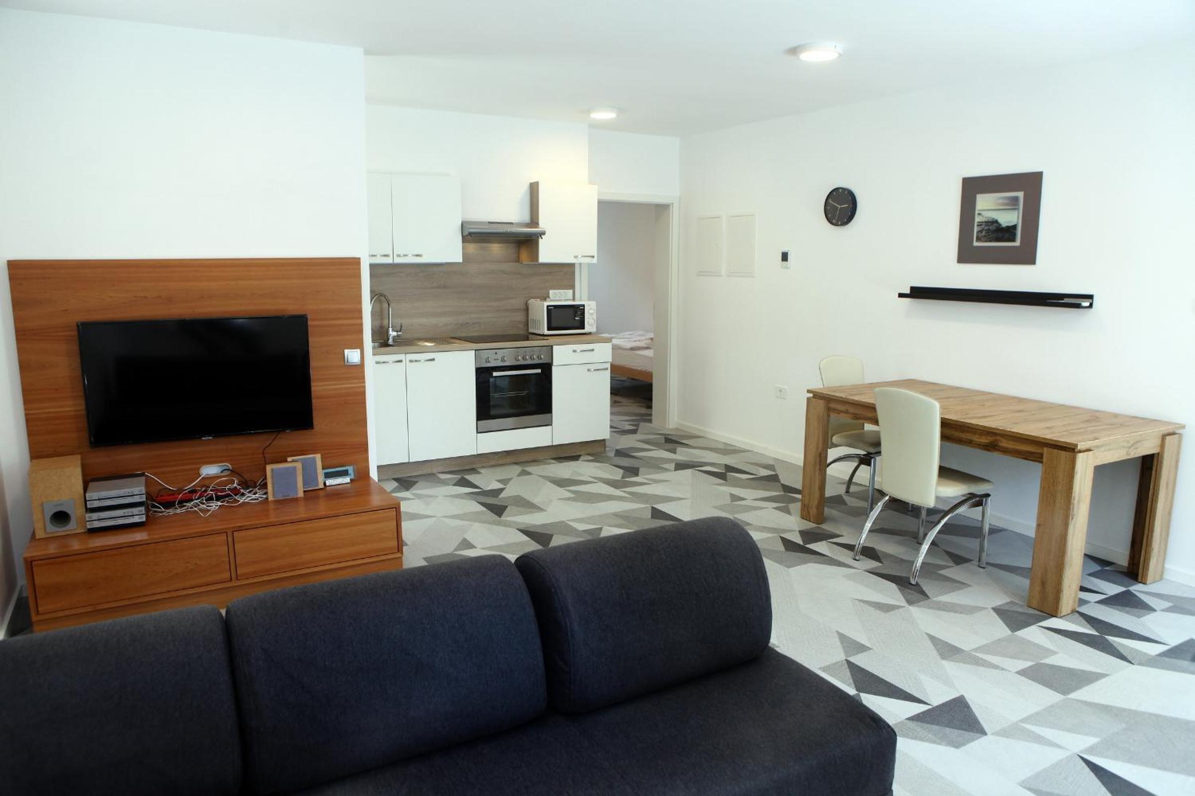One-Bedroom Apartment - Photo 3
