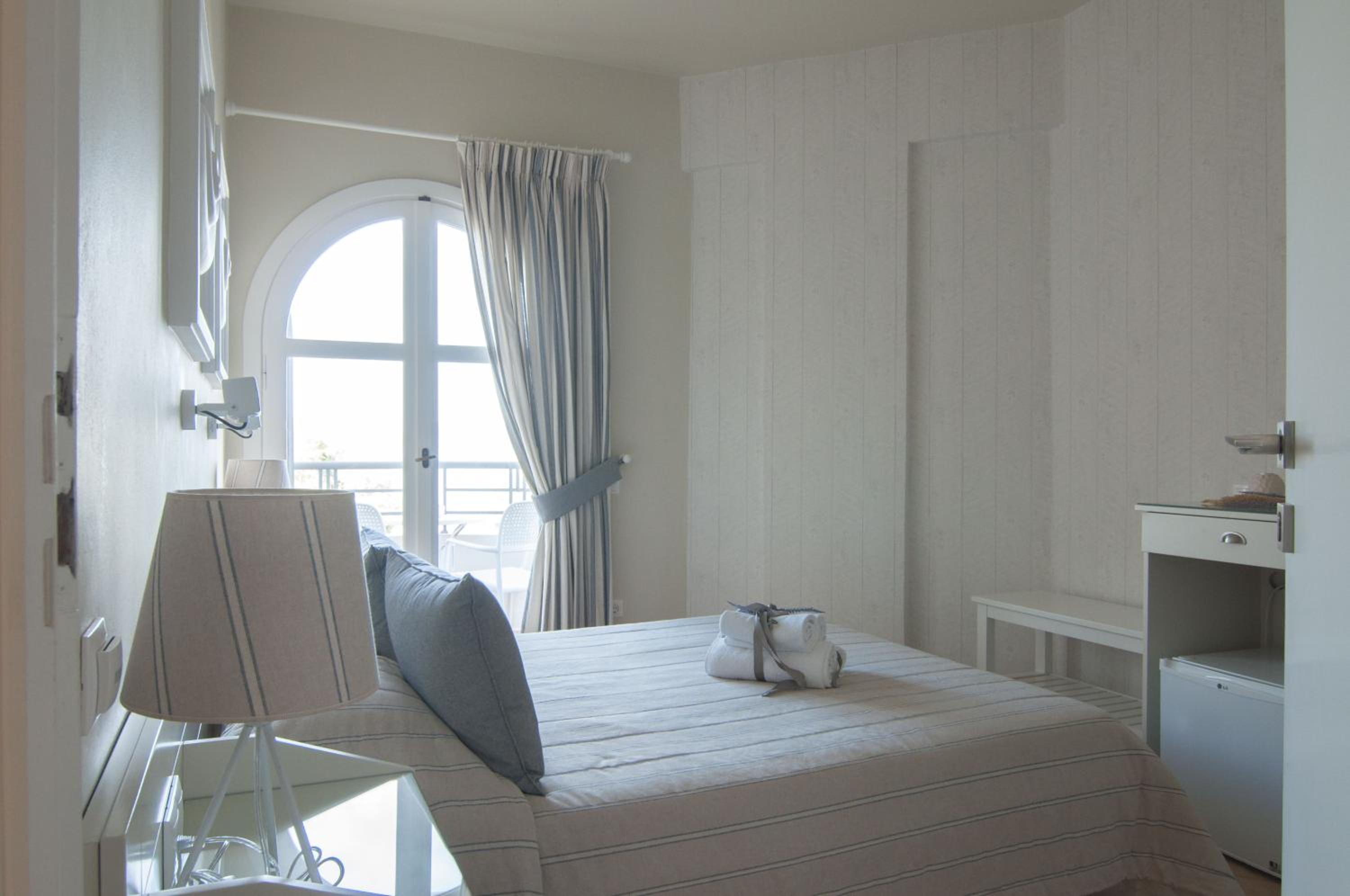 Standard Double or Twin Room with Sea View - Photo 13