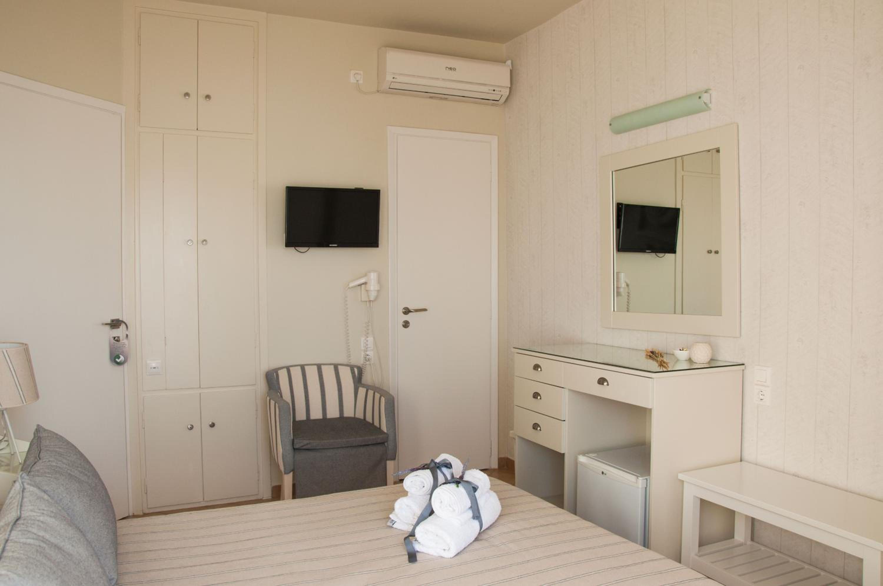 Double or Twin Room with Partial Sea View - Photo 1