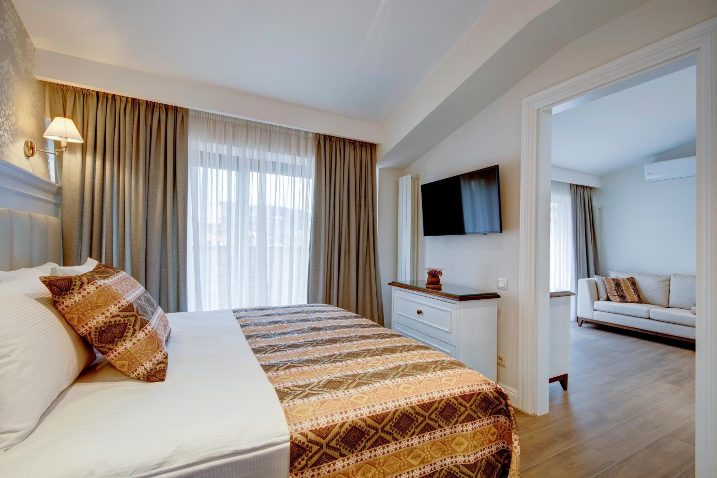 Suite with Balcony - Photo 5