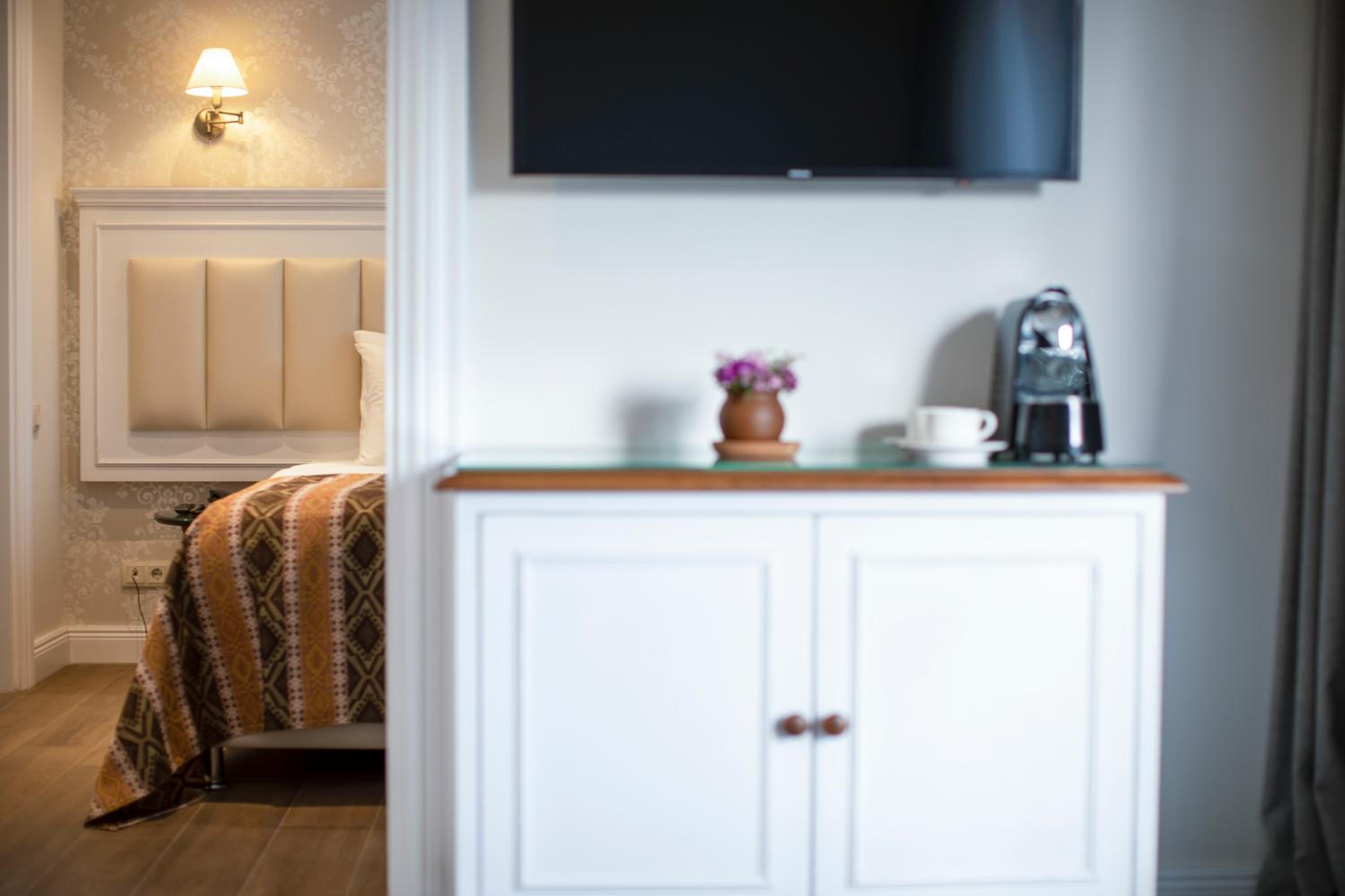 Suite with Balcony - Photo 6