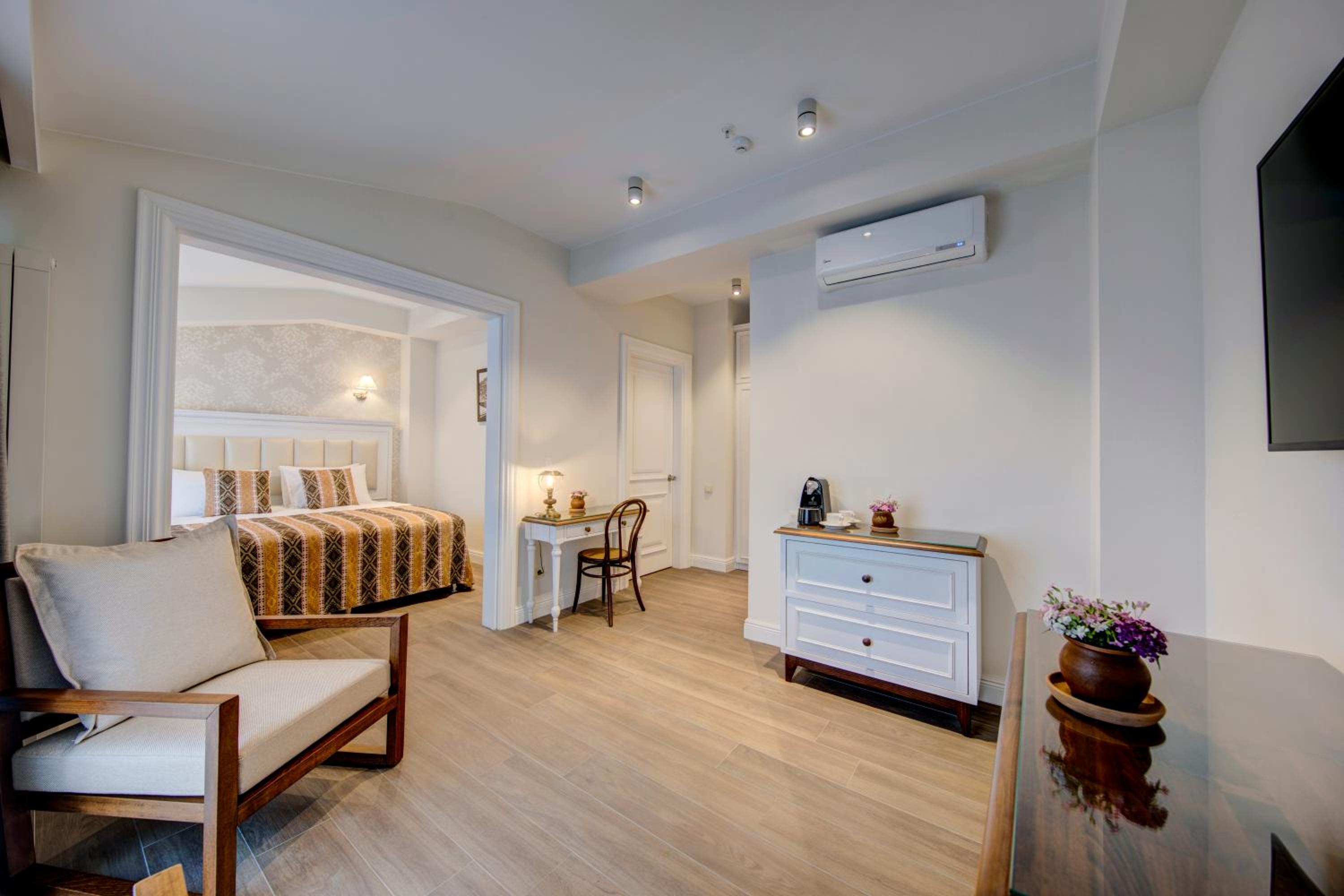 Junior Suite with Balcony - Photo 4