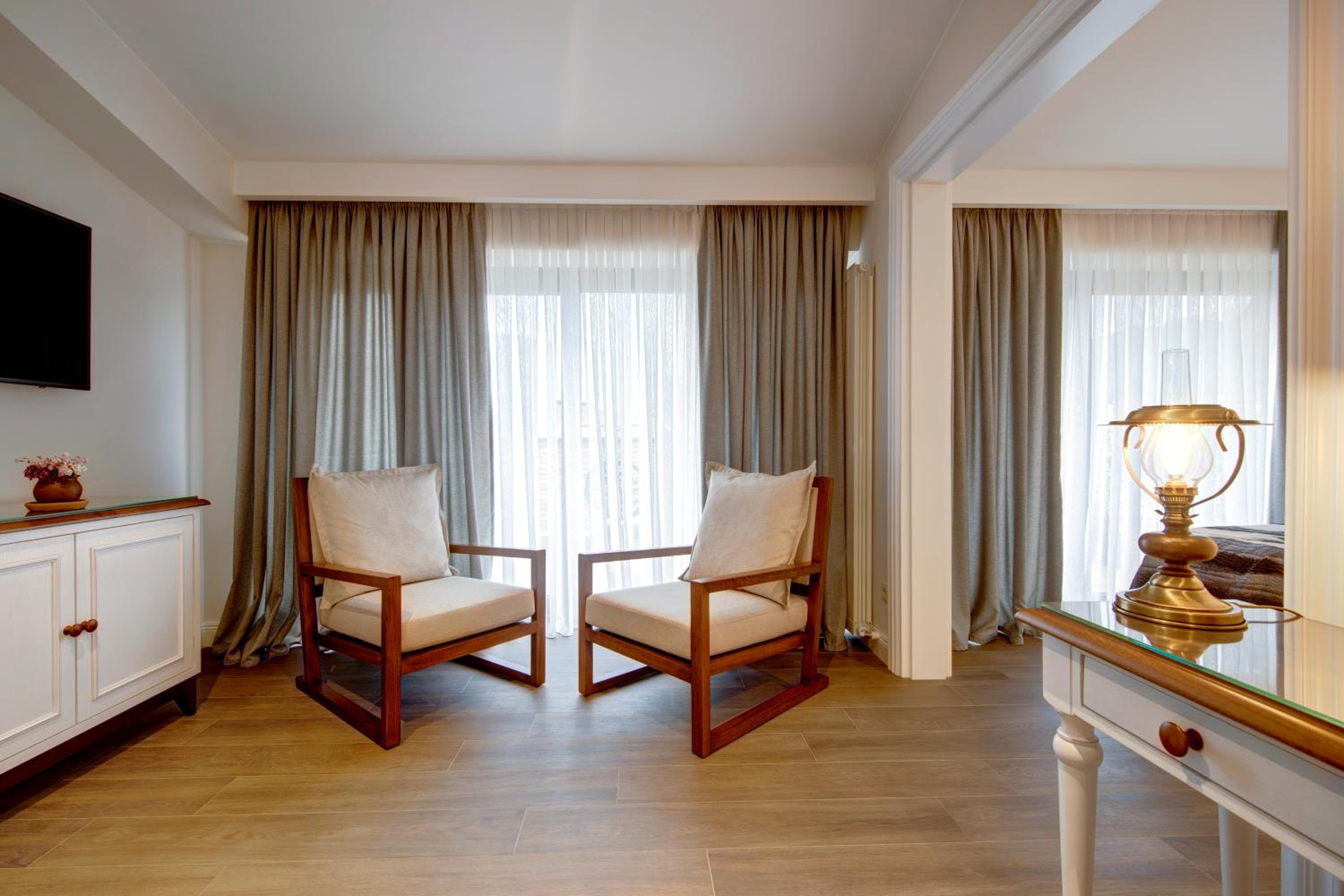Junior Suite with Balcony - Photo 8