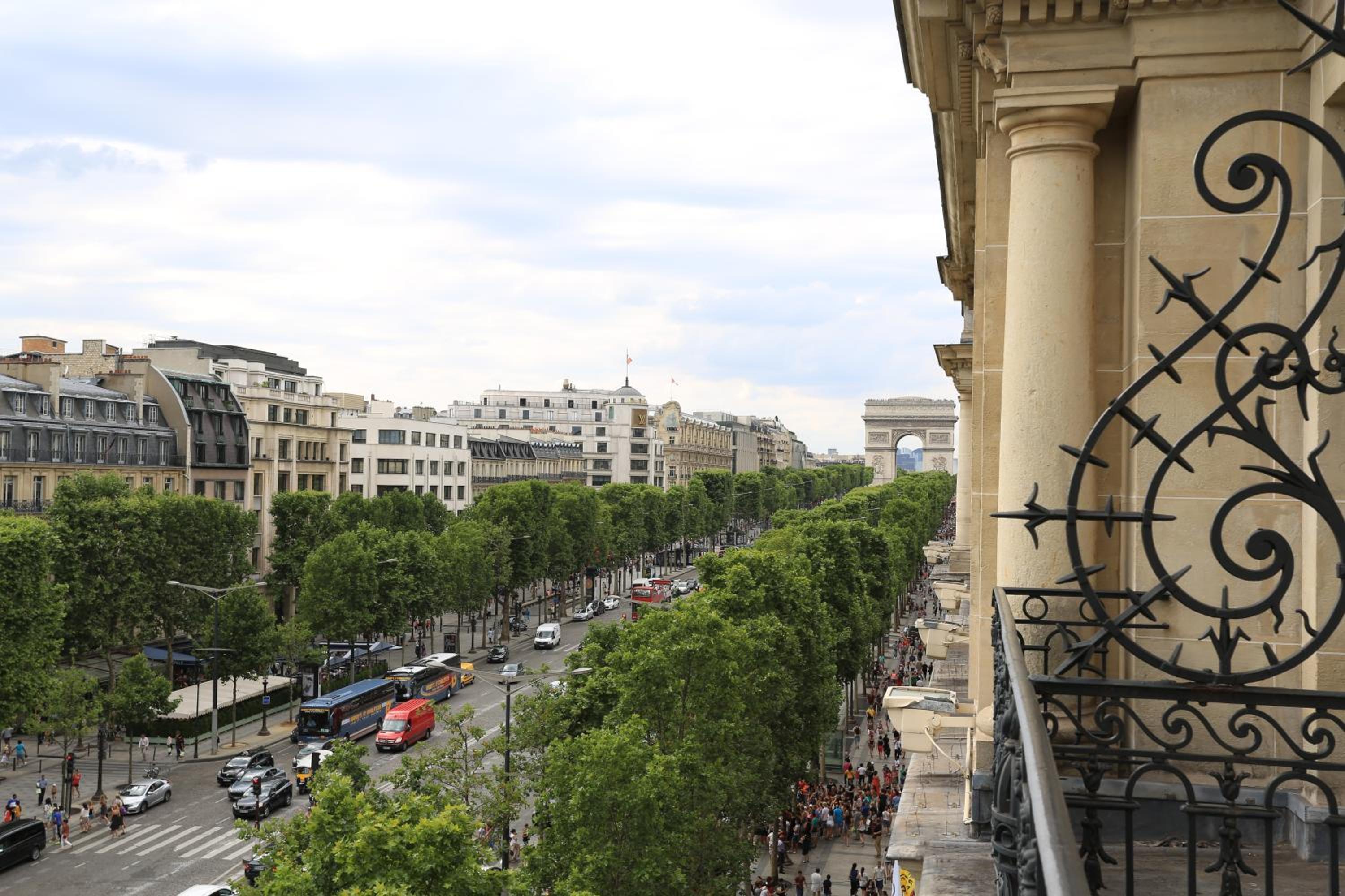 Executive Suite with Champs Elysées View thumbnail 5